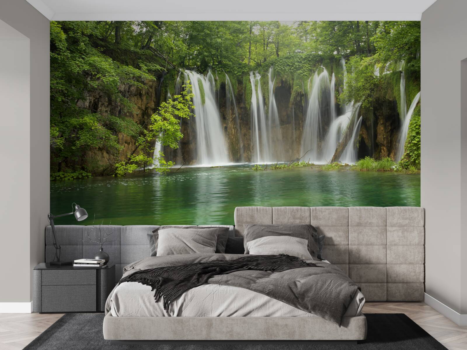 Papier peint l'eau s'écoule rapidement dans un ravin au milieu d'une forêt de montagne