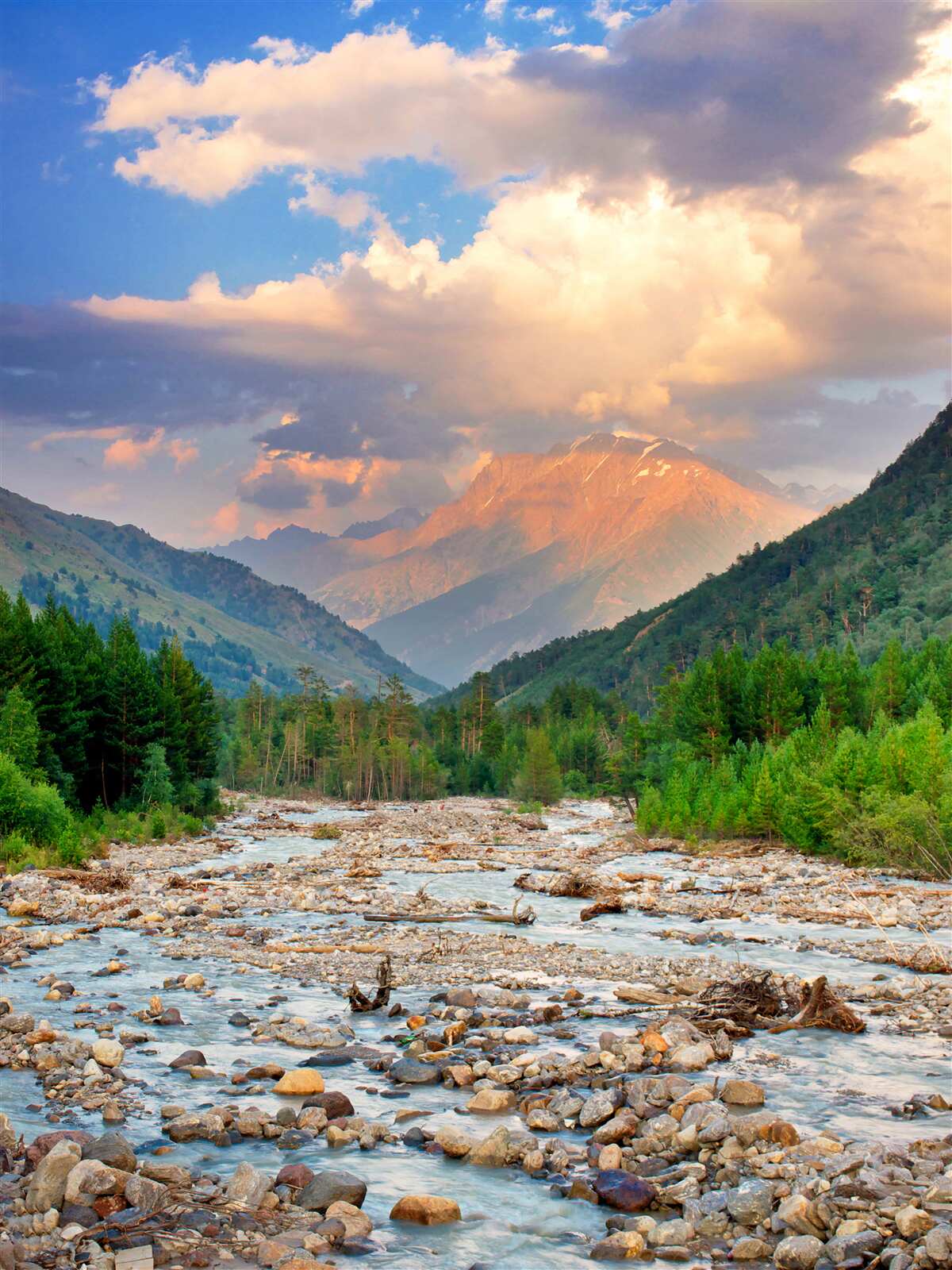 Papier peint rivière de montagne au soleil du soir