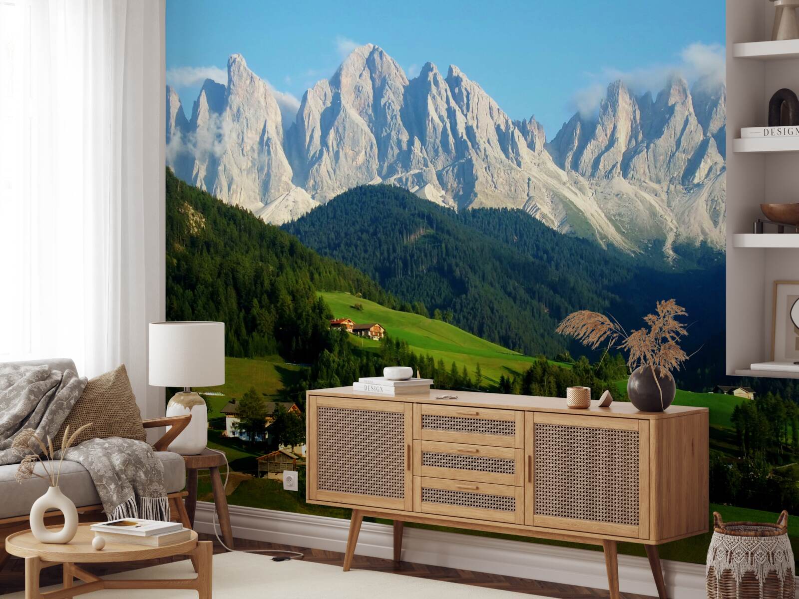 Papier peint village dans une clairière au pied des montagnes