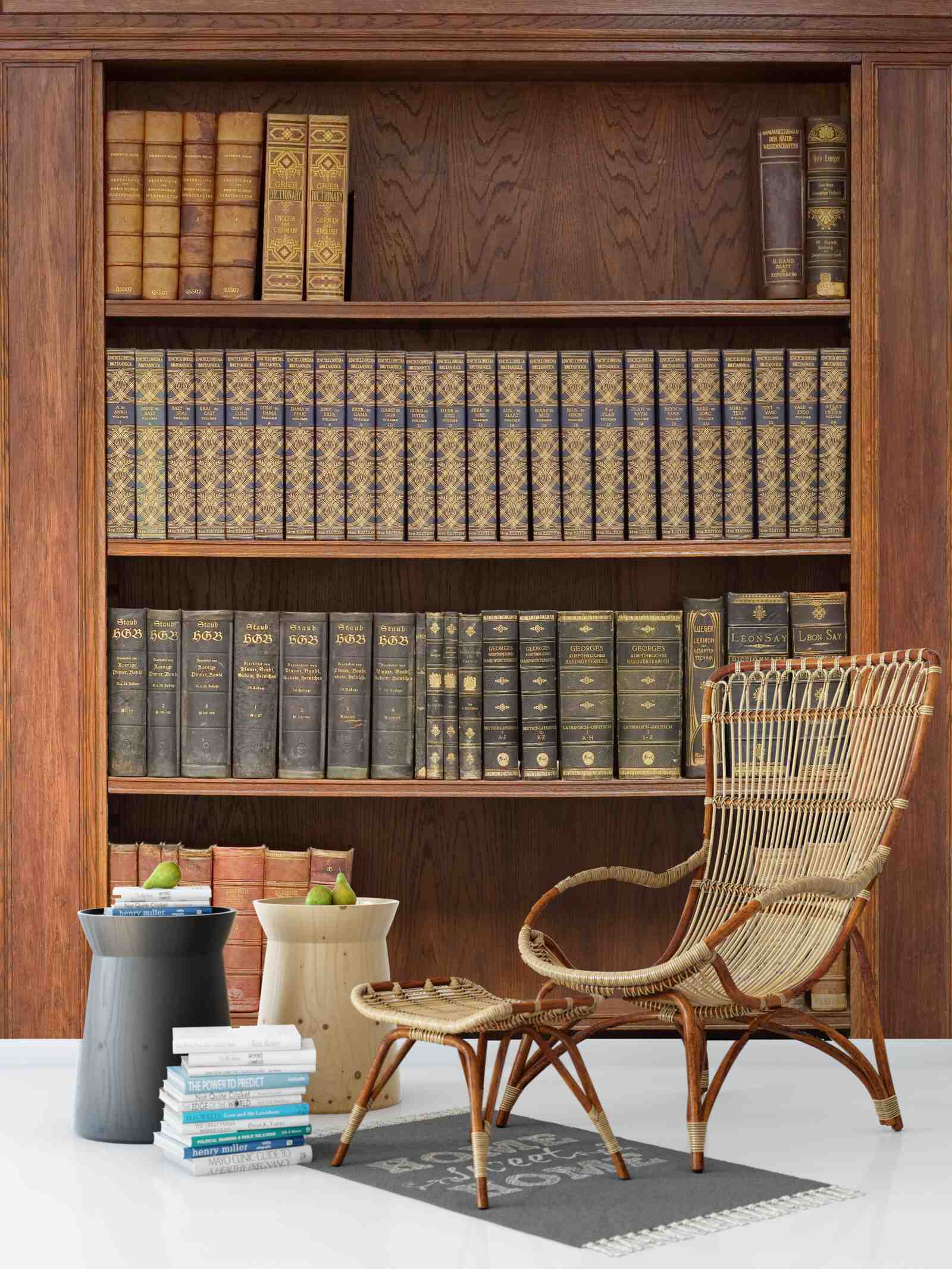 Papier peint une étagère remplie de livres divers