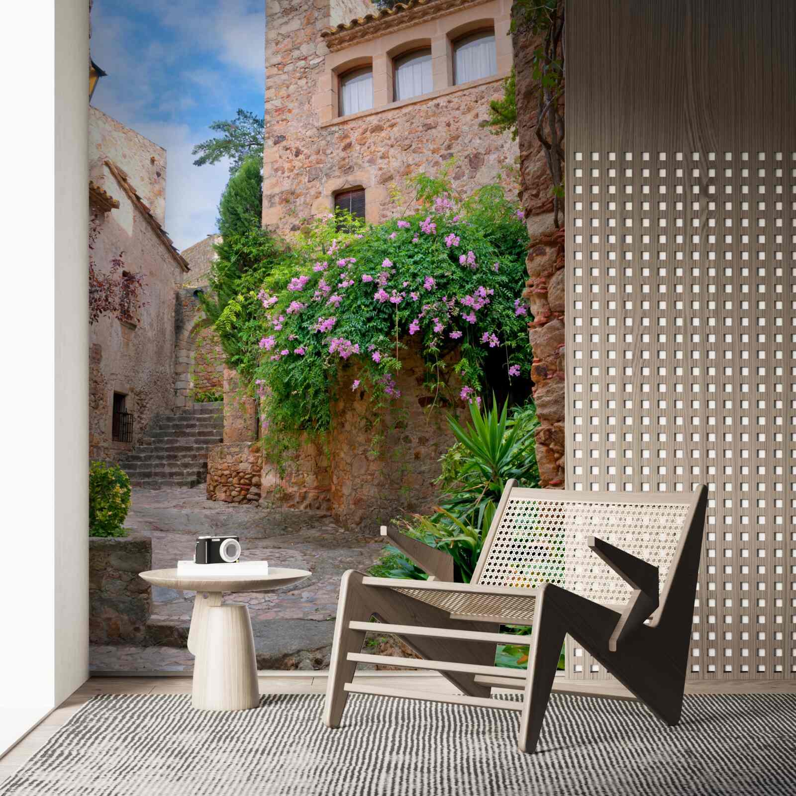 Papier peint ancienne rue pavée entourée de verdure et de fleurs