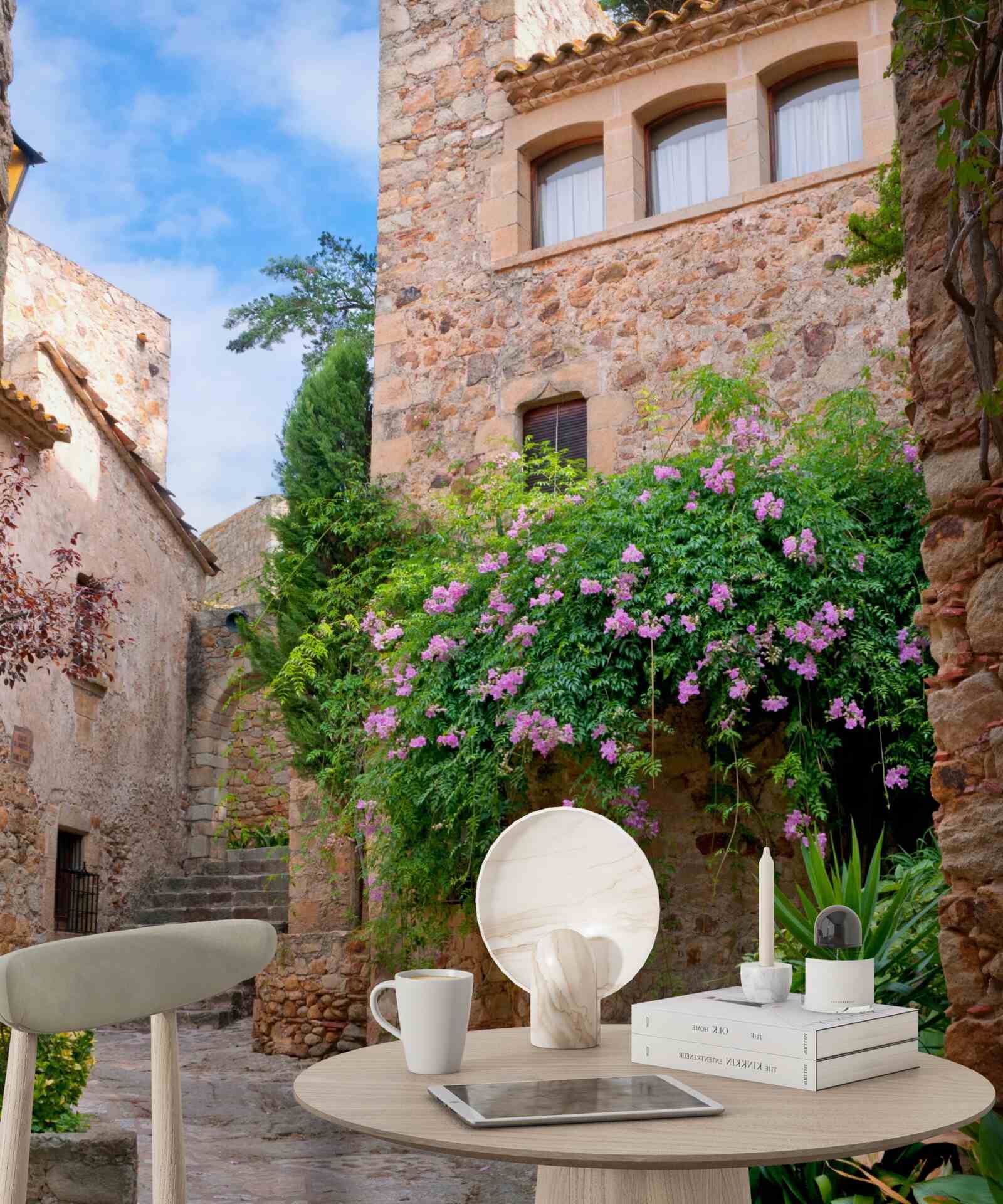 Papier peint ancienne rue pavée entourée de verdure et de fleurs