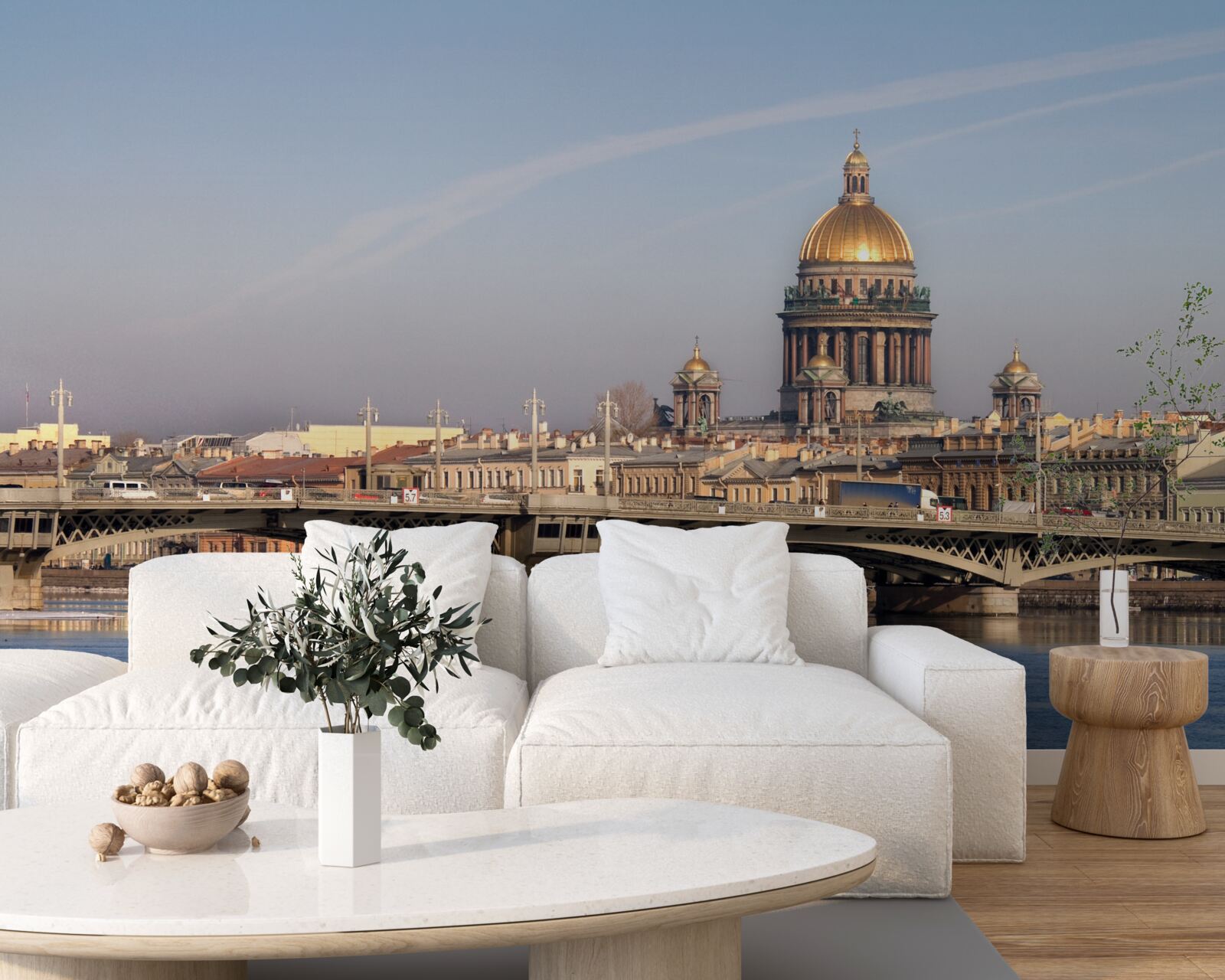 Papier peint dôme de l'église en or contre l'horizon de la ville