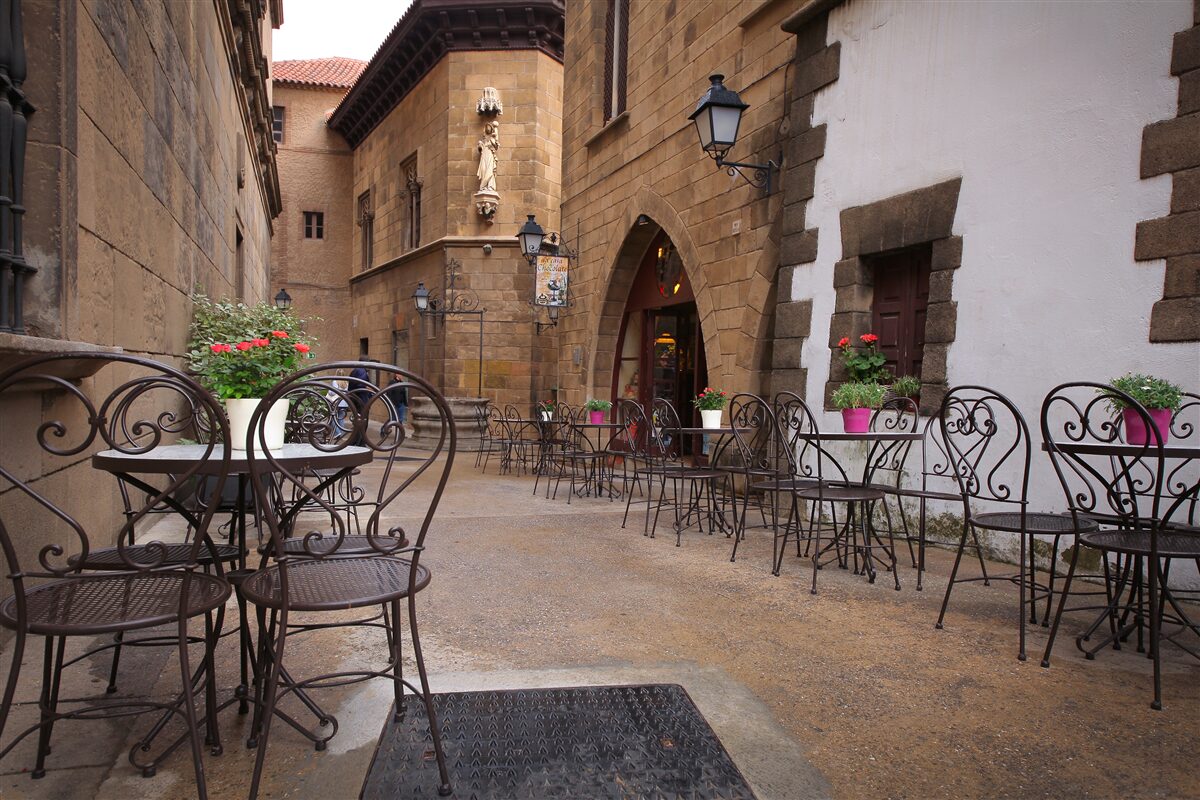 Papier peint tables dans une rue étroite