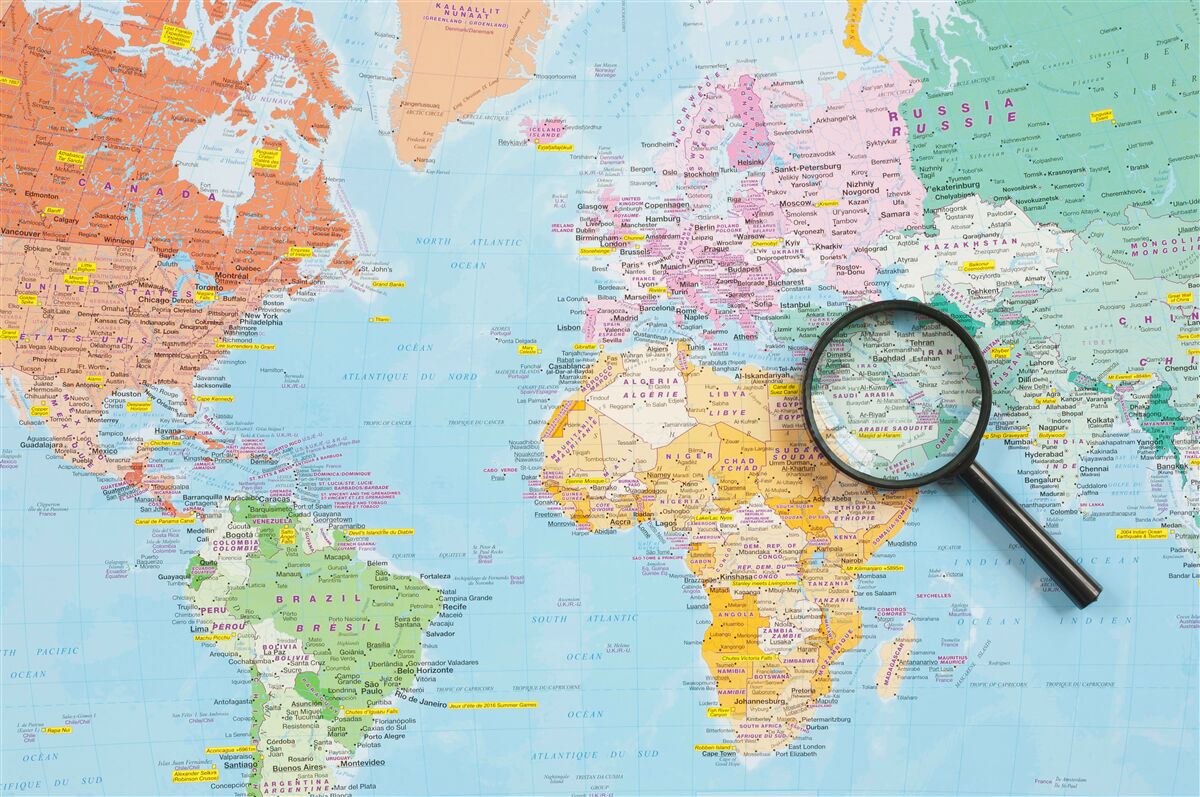Papier peint loupe sur une carte du monde en couleur