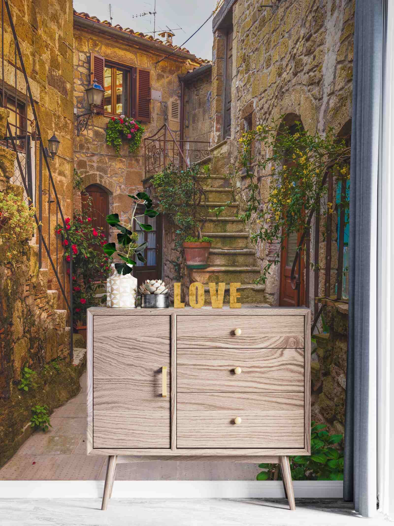 Papier peint escalier fleuri dans la vieille cour