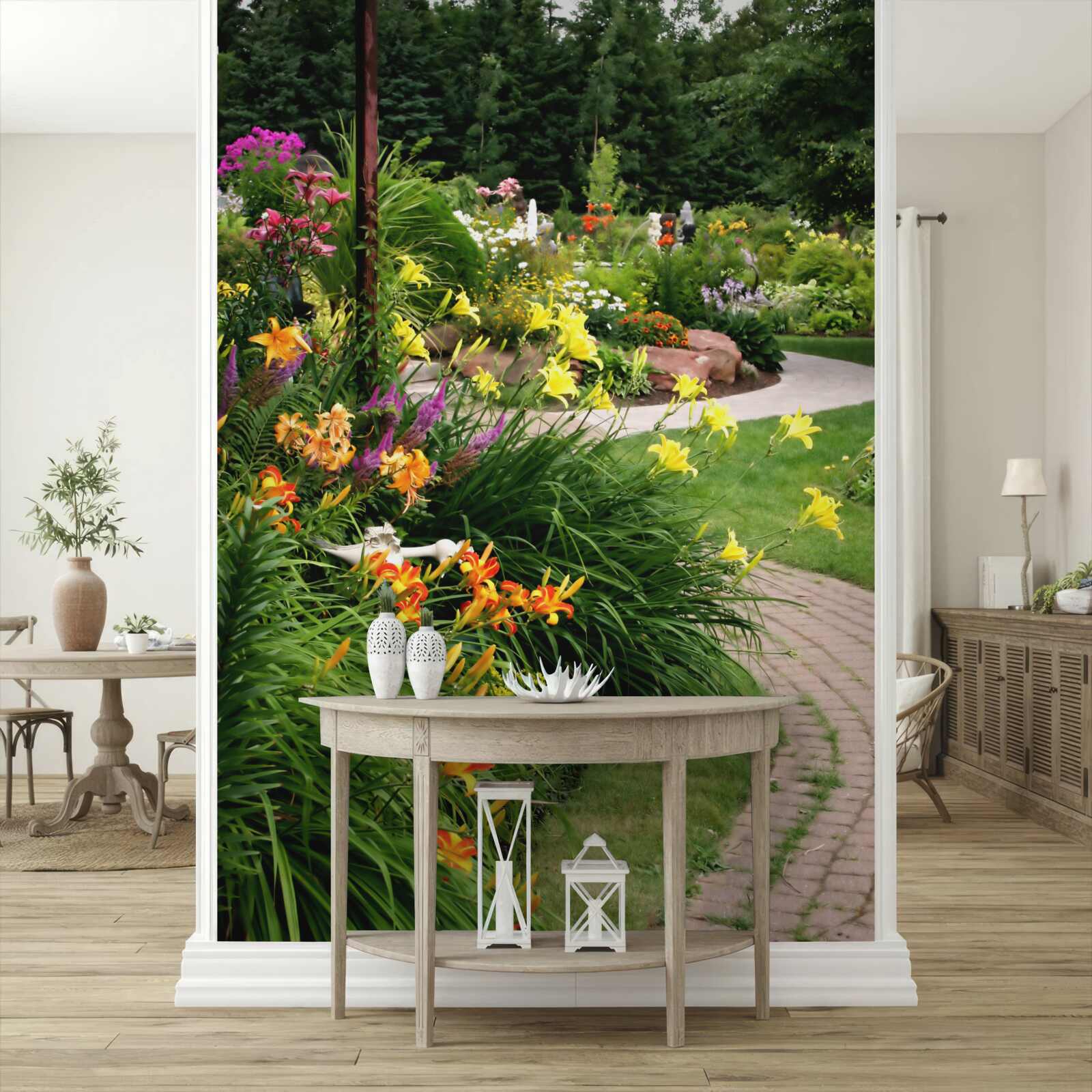 Papier peint chemin près de buissons d'été luxuriants avec des fleurs