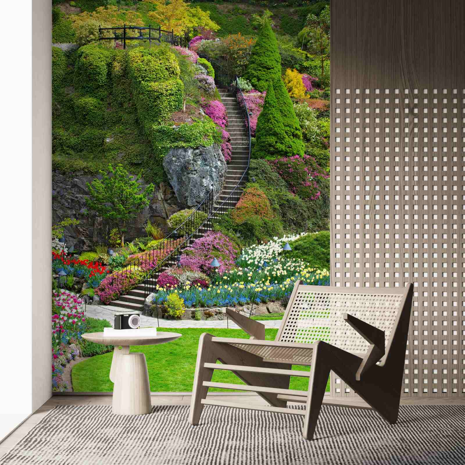Papier peint escalier complètement immergé dans la verdure et les fleurs