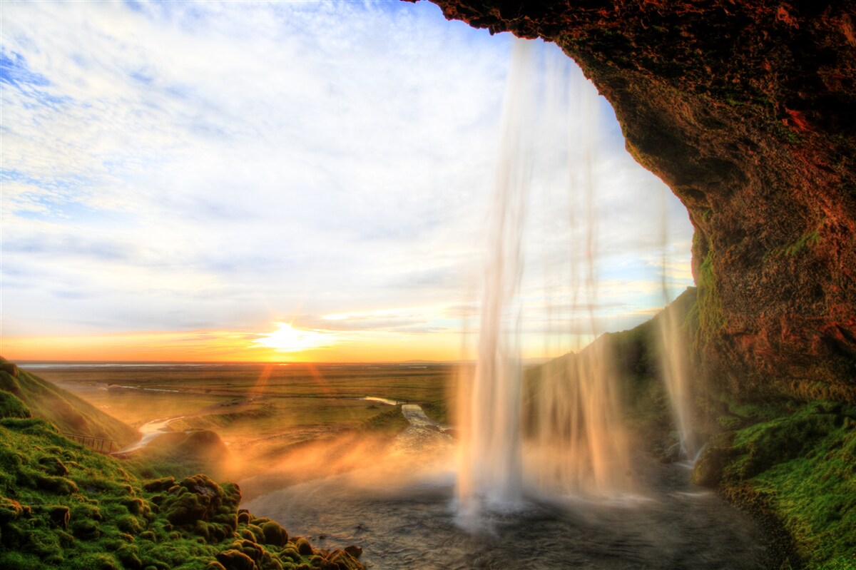 Papier peint coucher de soleil illuminant les majestueuses chutes d'eau