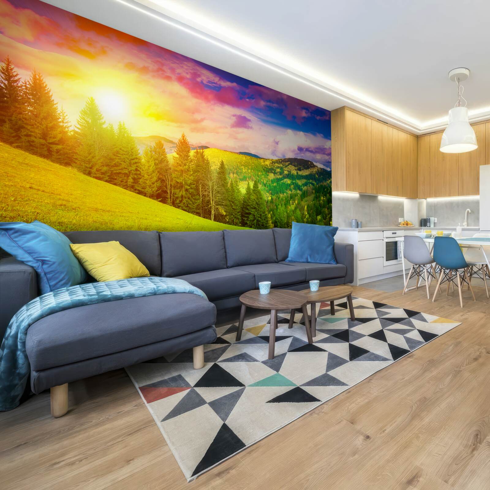 Papier peint le coucher de soleil brûlant a peint la colline verte de couleurs vives