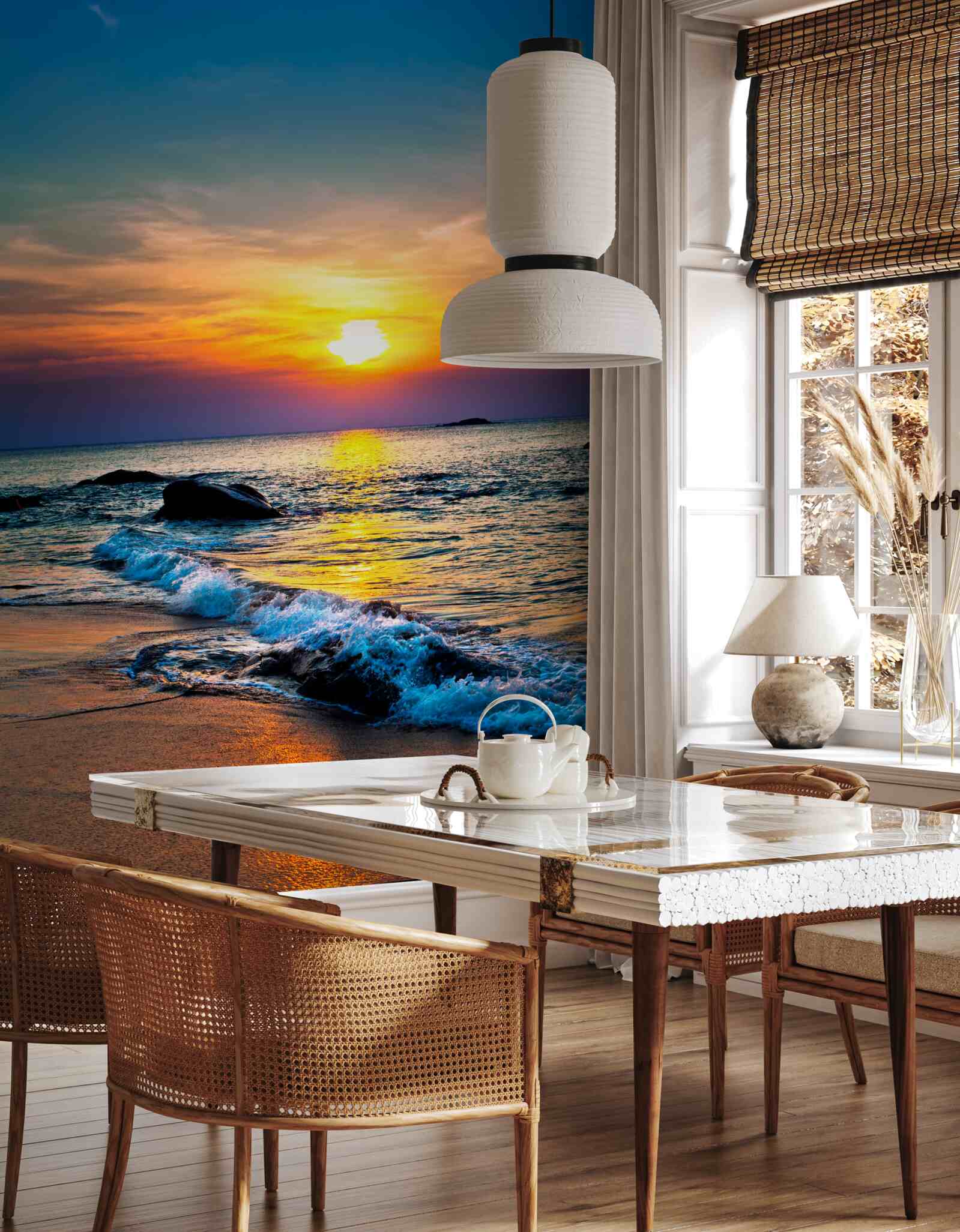 Papier peint le soleil disparaît derrière l'horizon sur la mer et la côte