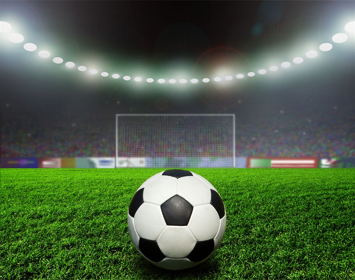 Papier peint le ballon vole vers le but