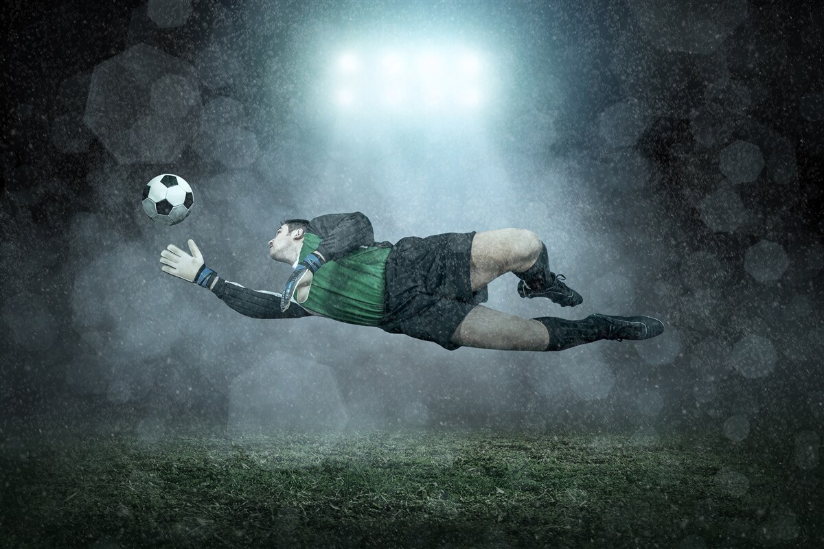 Papier peint le gardien de but intercepte le ballon en vol