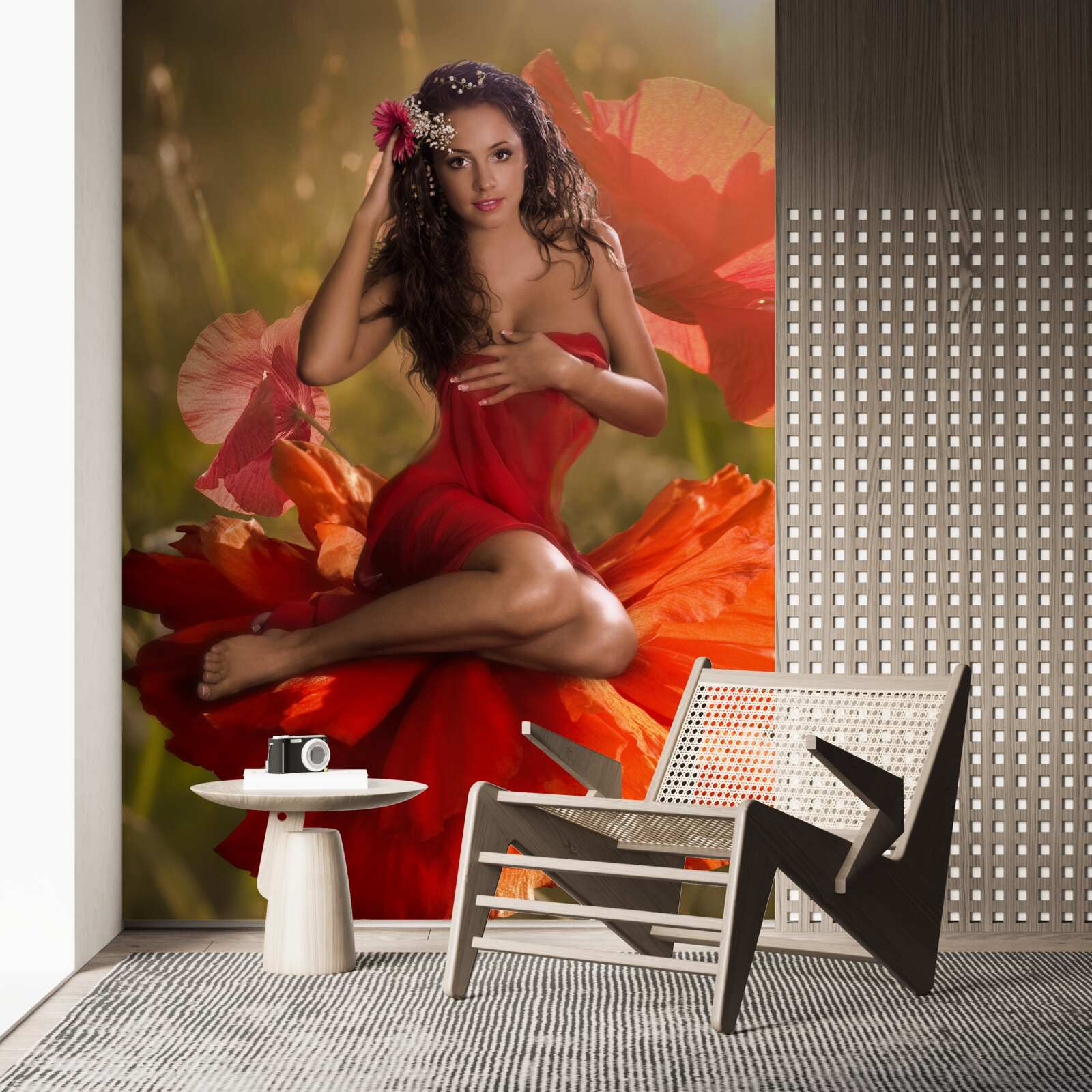 Papier peint fille sur une fleur de pavot écarlate