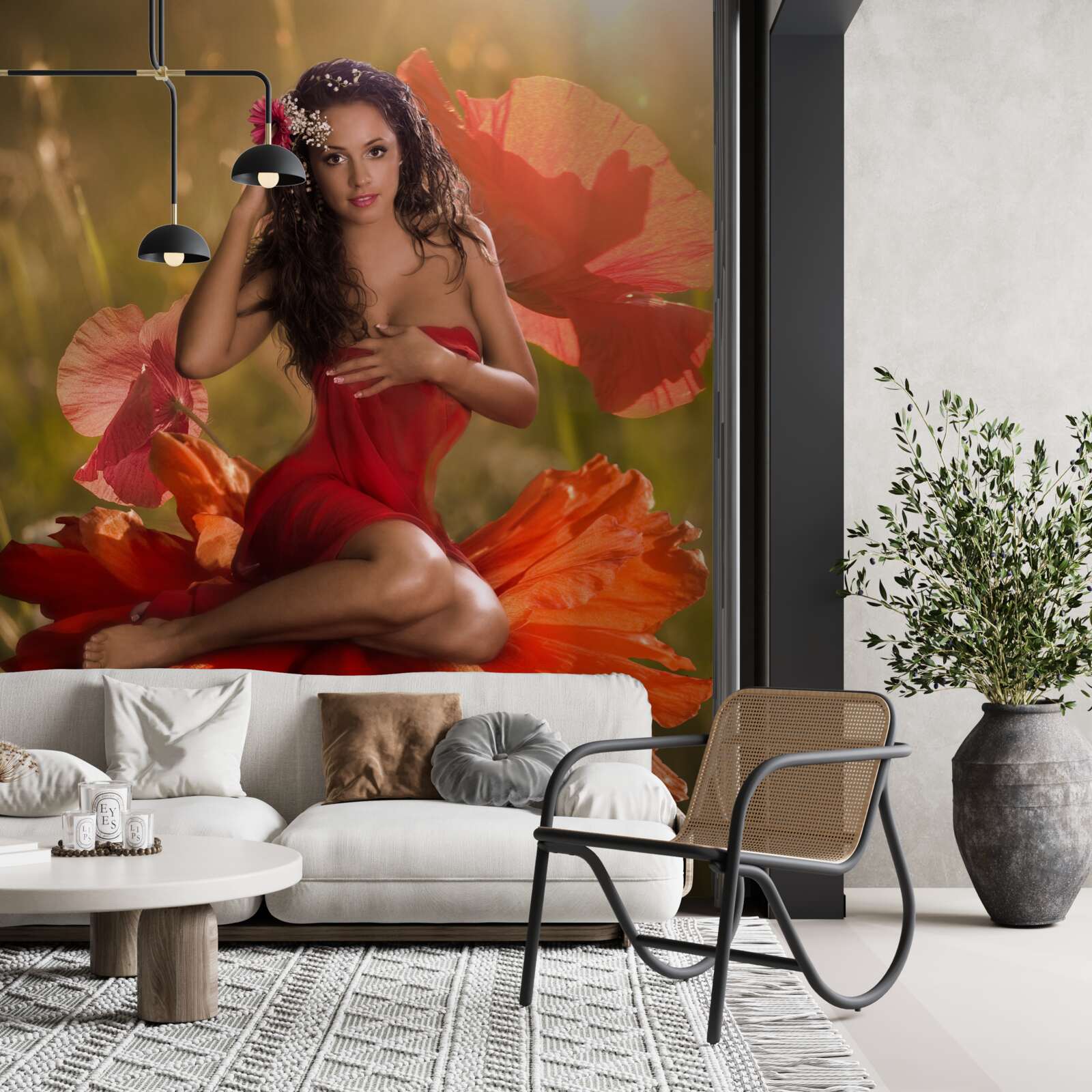 Papier peint fille sur une fleur de pavot écarlate