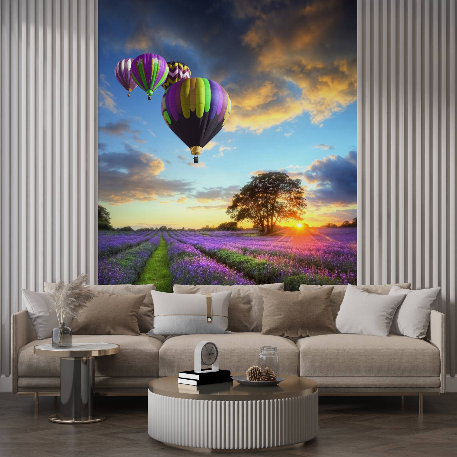 Papier peint une montgolfière lumineuse en vol stationnaire au-dessus d'un champ de lavande