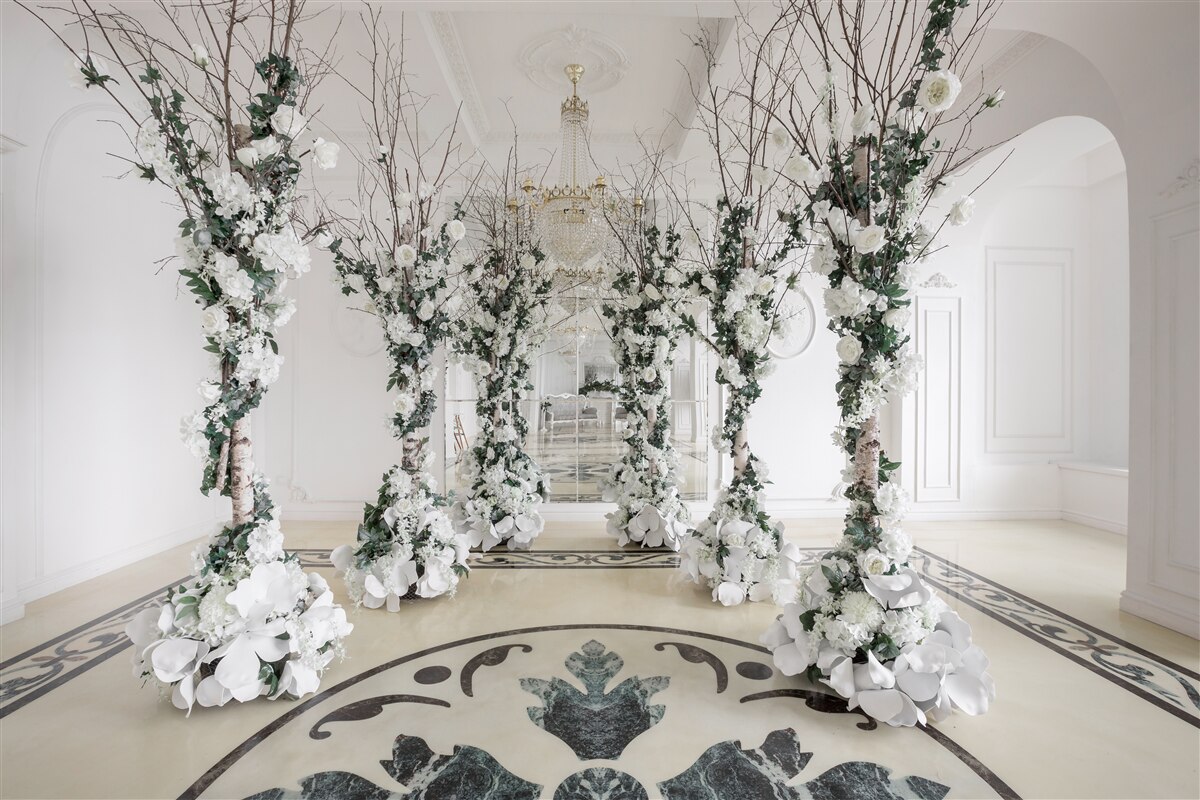 Papier peint dans une salle aux colonnes blanches