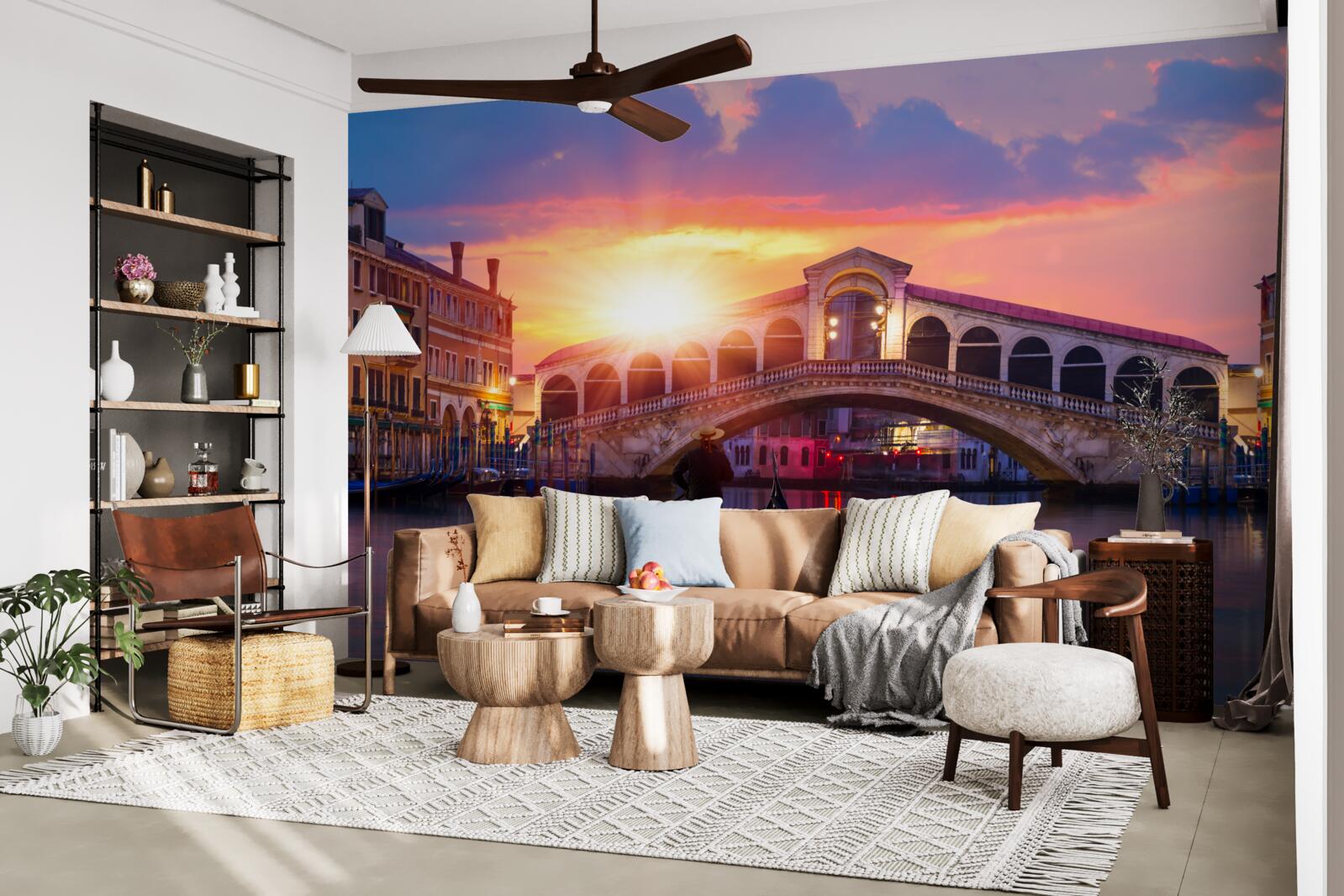 Papier peint le soleil disparaît derrière l'horizon à venise