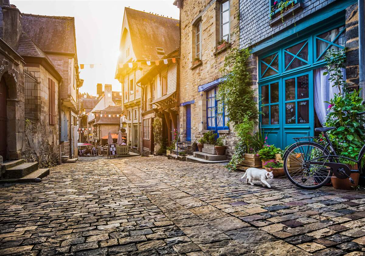 Papier peint matinée lumineuse dans un ancien village