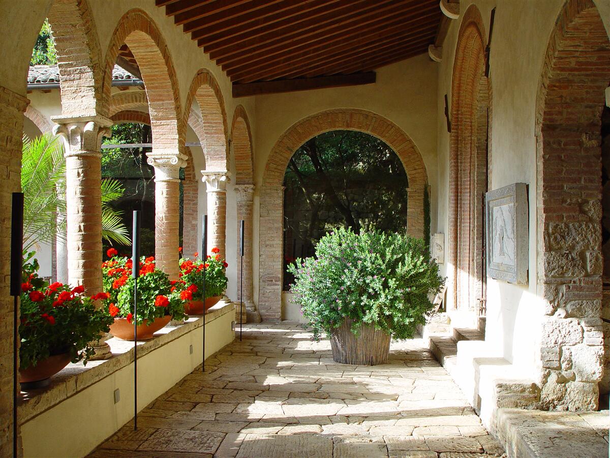 Papier peint arcs de pierre arrondis et fleurs en pot