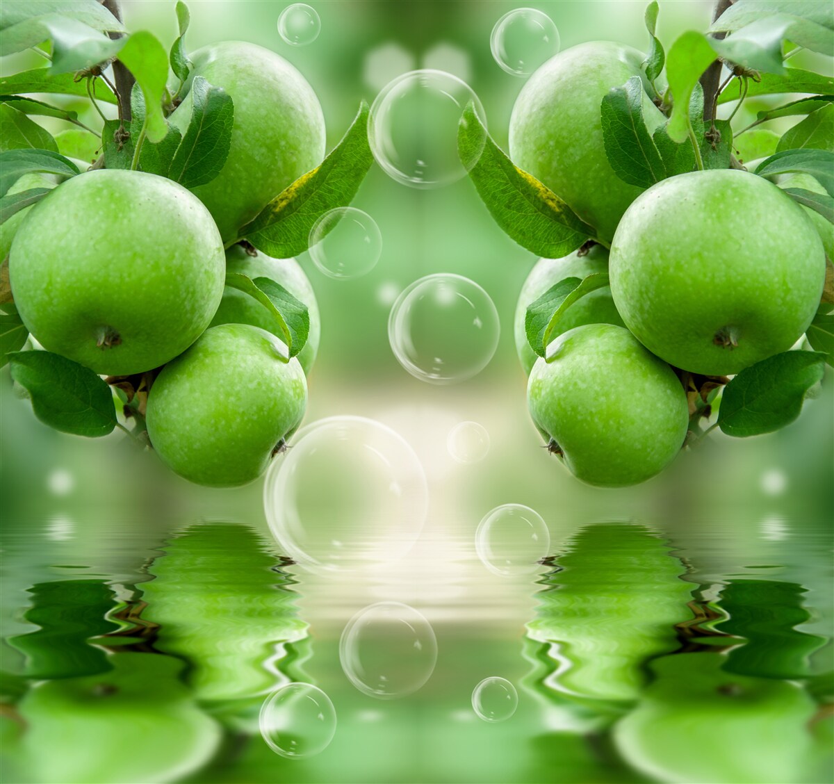 Papier peint pommes vertes juteuses reflet dans l'eau