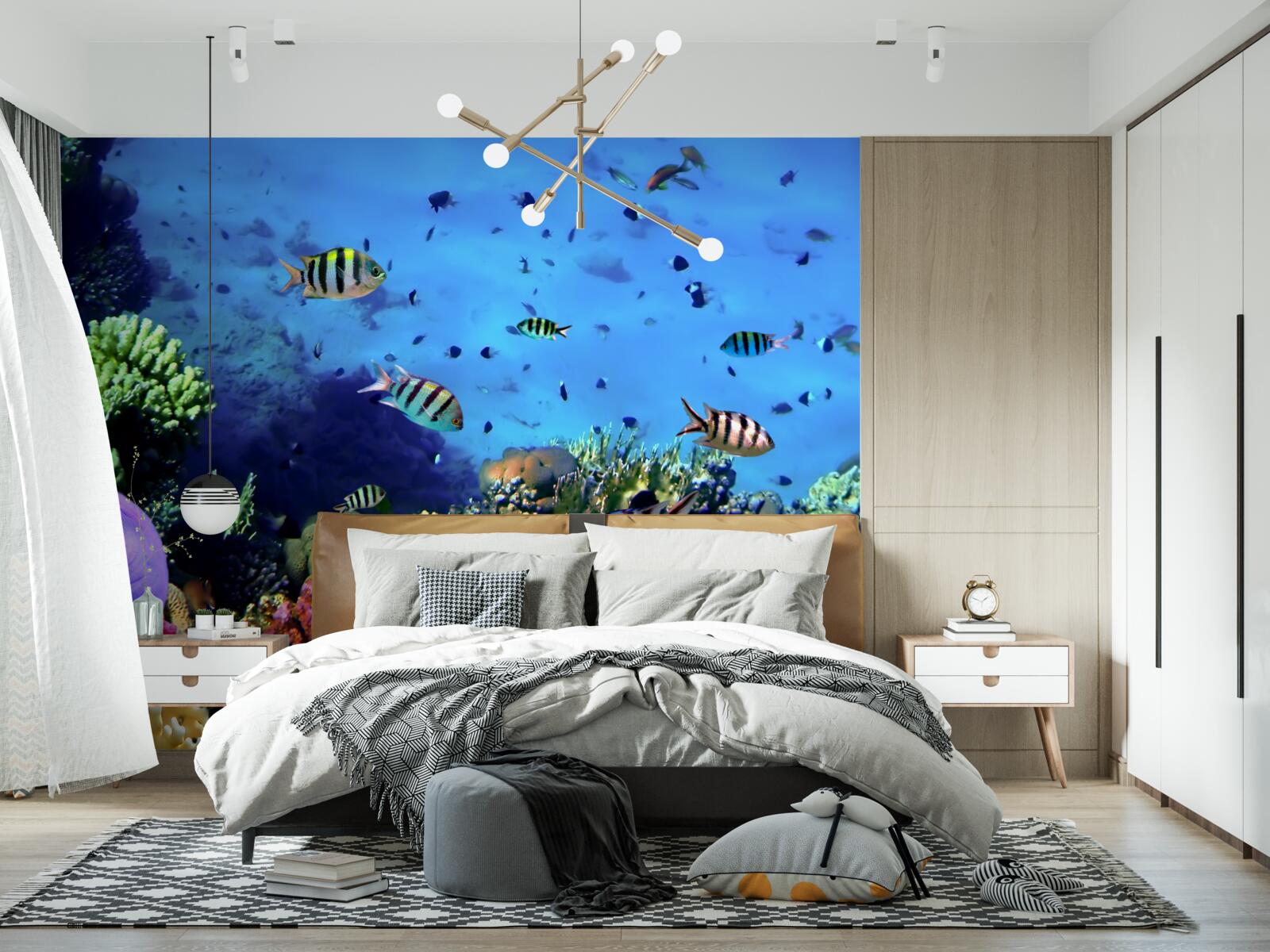 Papier peint le poisson rayé dans les profondeurs de l'océan