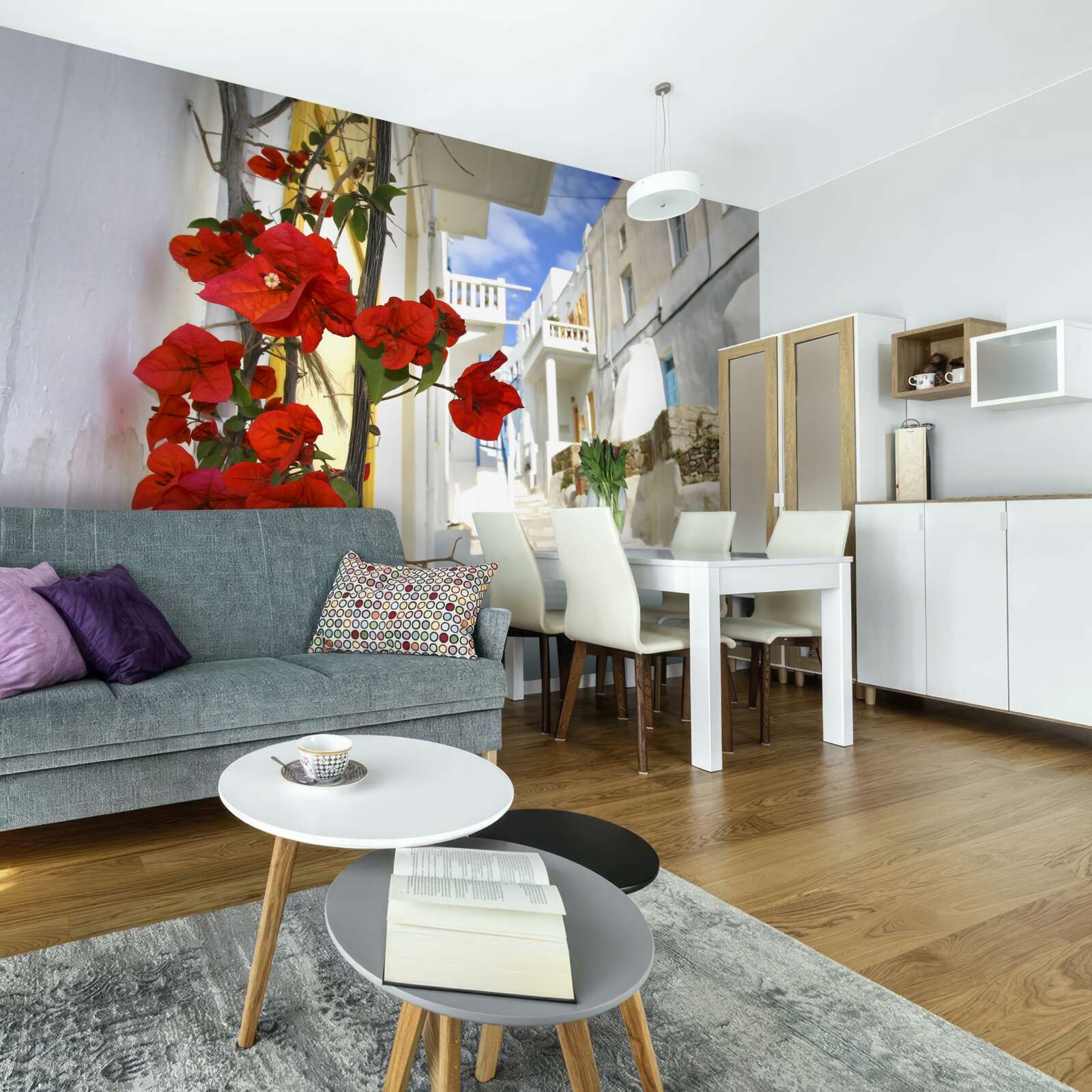 Papier peint des fleurs écarlates sur les murs brillants de la ville