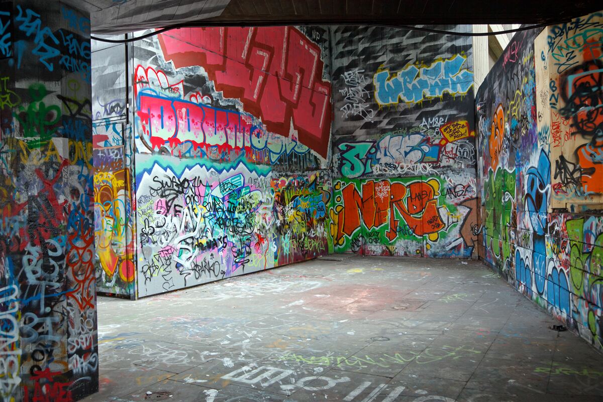 Papier peint des graffitis ornent les murs du passage souterrain