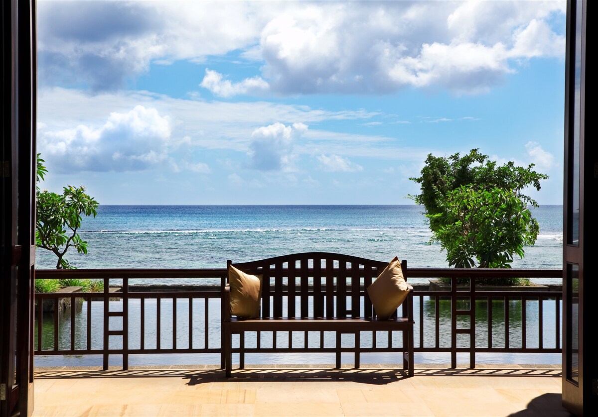 Papier peint banc confortable au bord de l'océan