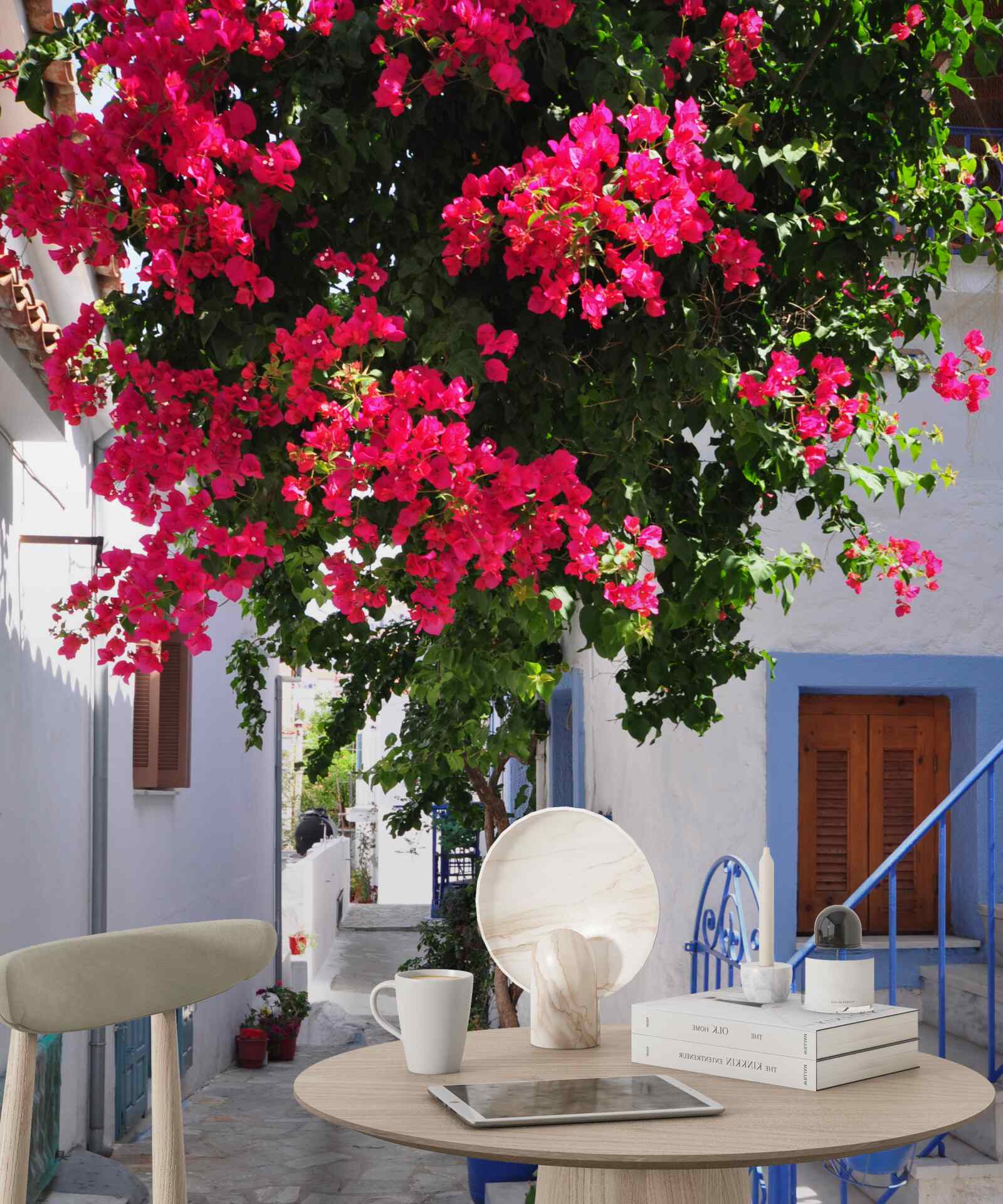 Papier peint En Grèce, les fleurs rouges poussent près des maisons blanches.