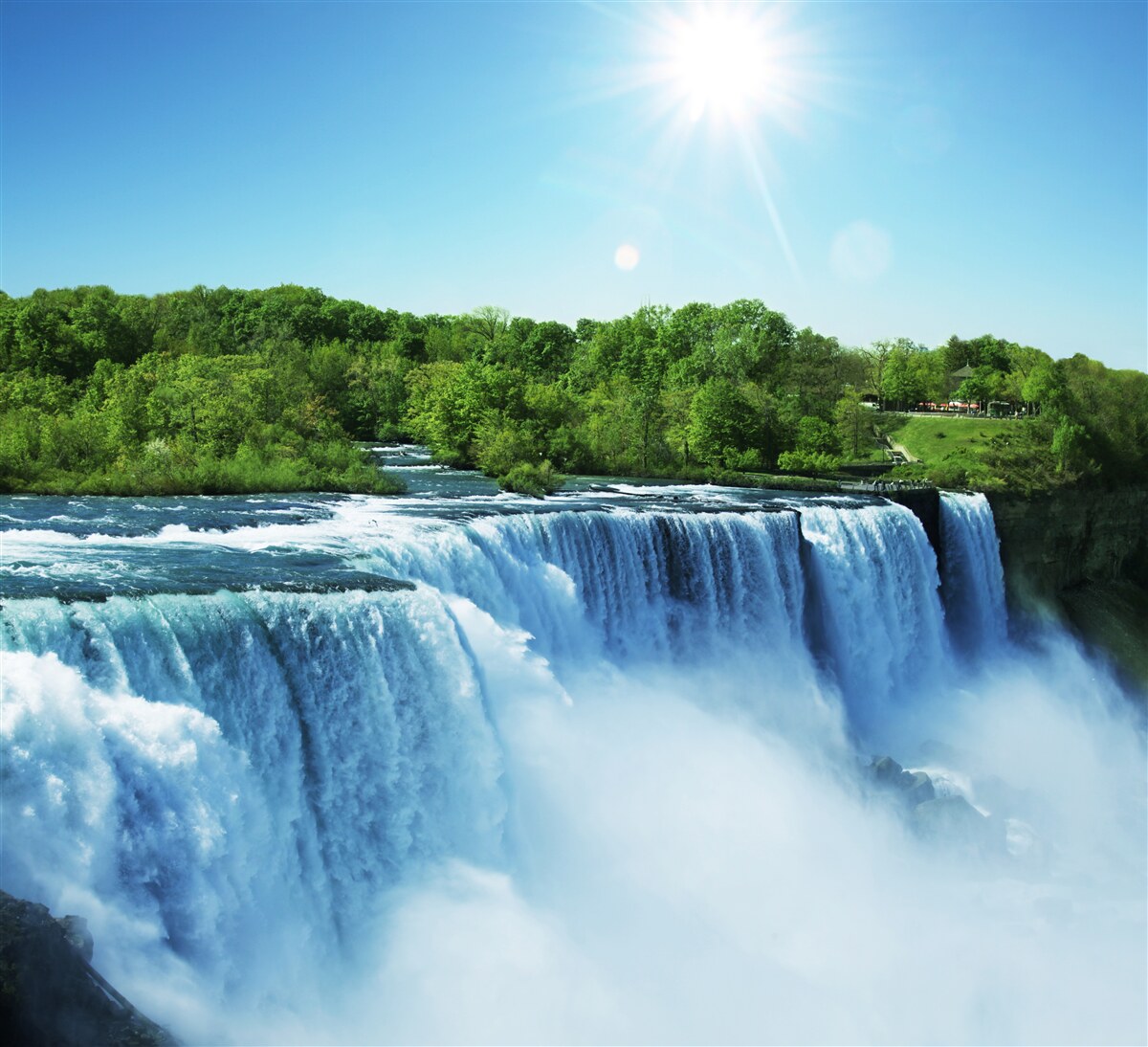 Papier peint la puissance d'une grande chute d'eau qui tombe rapidement