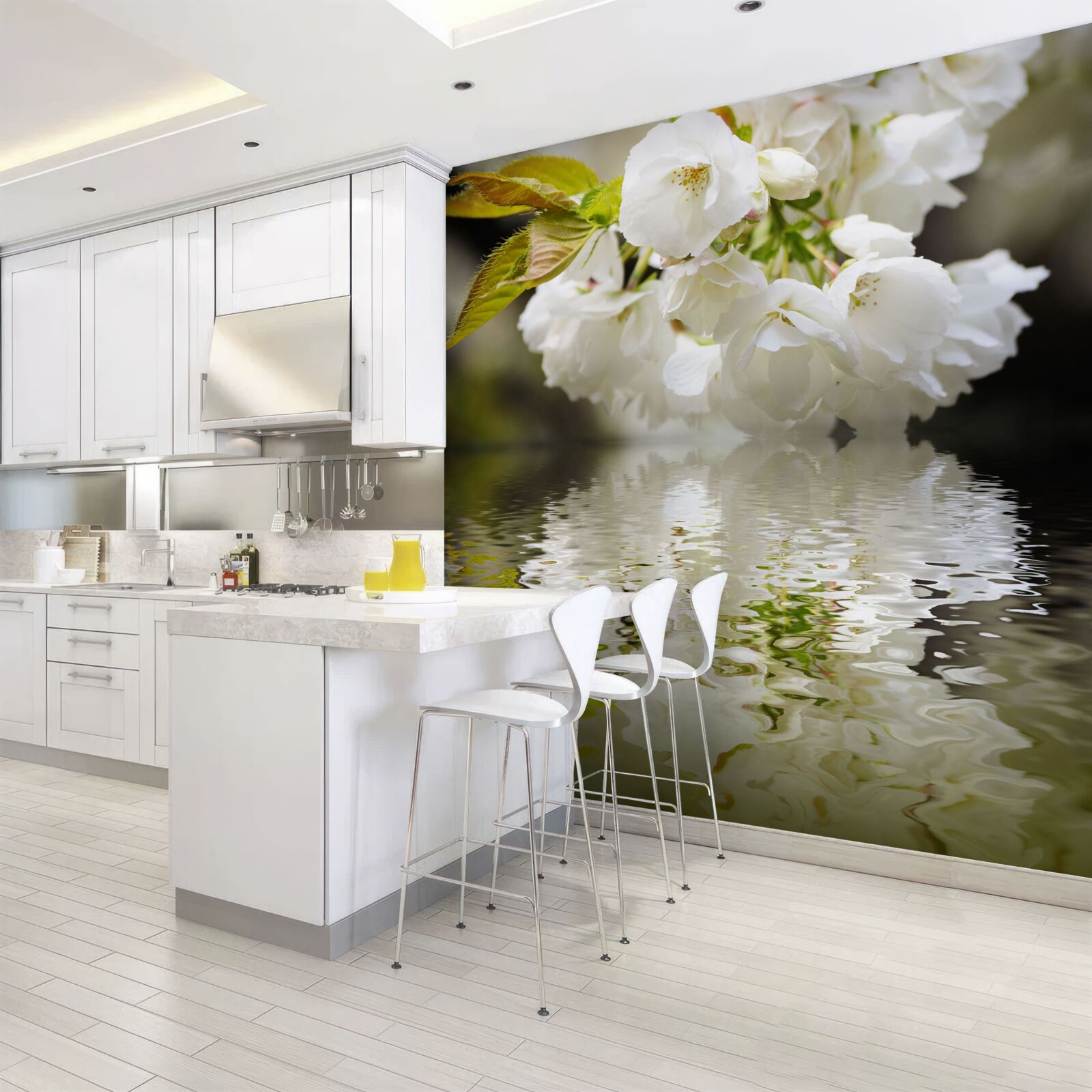 Papier peint des fleurs de sakura dans des tons blancs se penchent sur la surface de l'eau