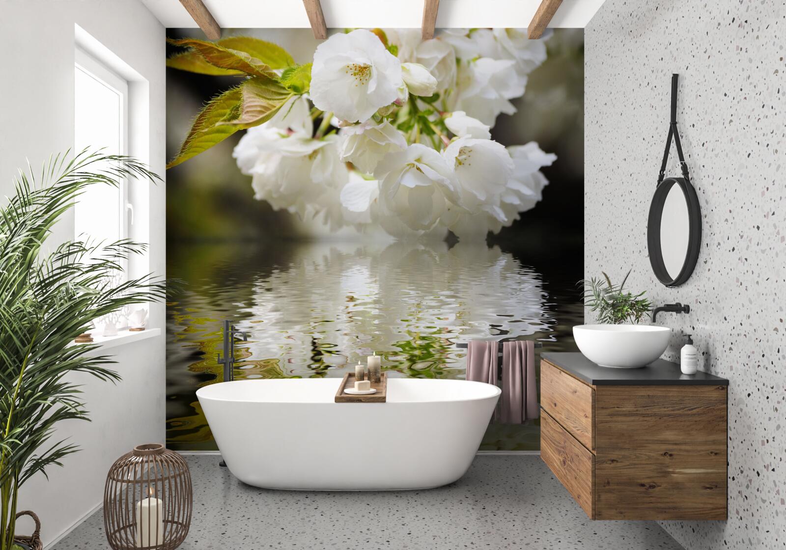 Papier peint des fleurs de sakura dans des tons blancs se penchent sur la surface de l'eau