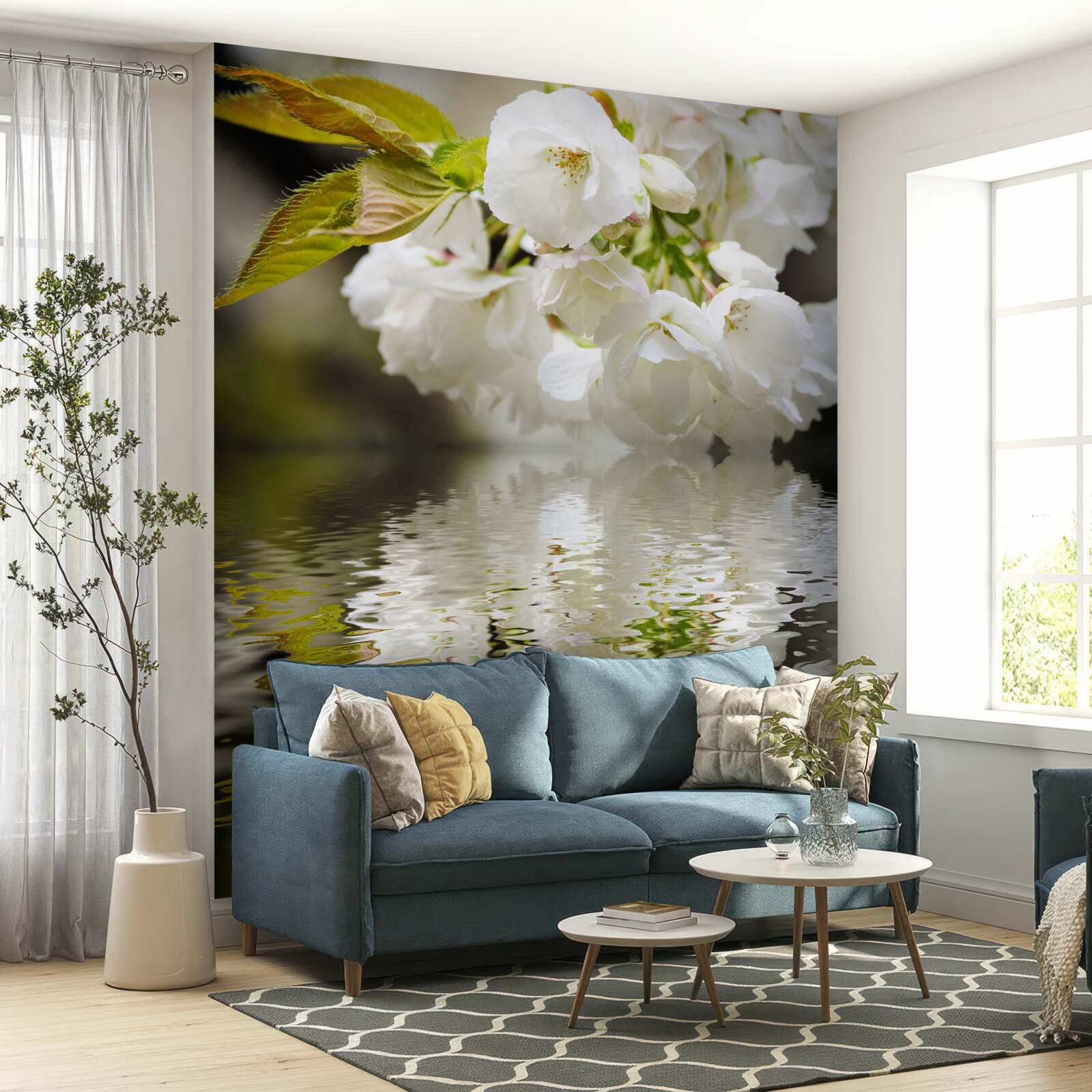 Papier peint des fleurs de sakura dans des tons blancs se penchent sur la surface de l'eau