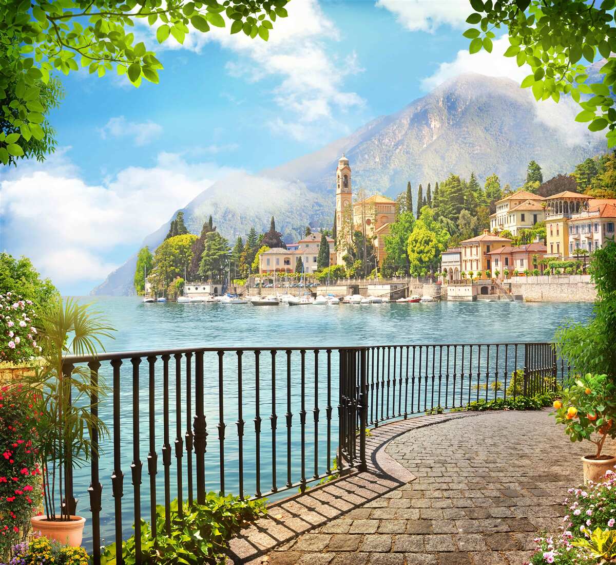 Papier peint promenade avec vue panoramique sur la ville historique et le paysage montagneux