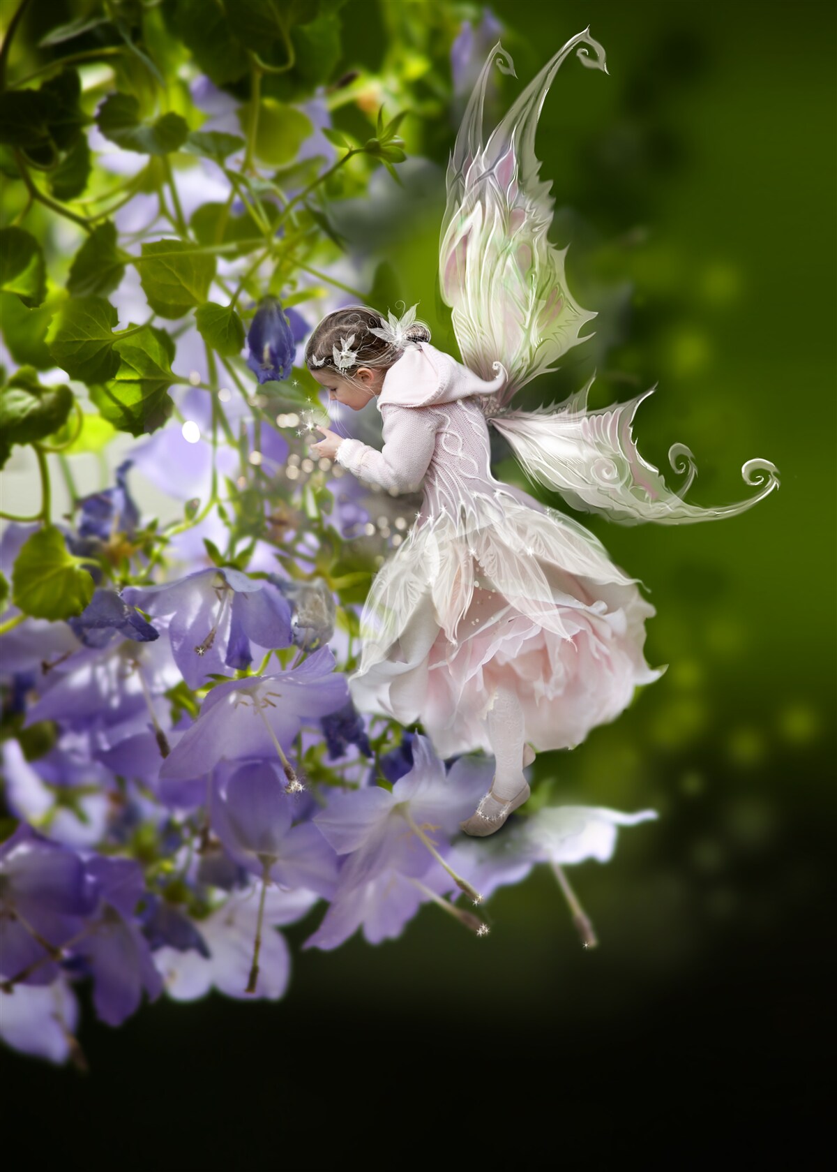 Papier peint silhouette d'une fille avec un papillon buvant du nectar