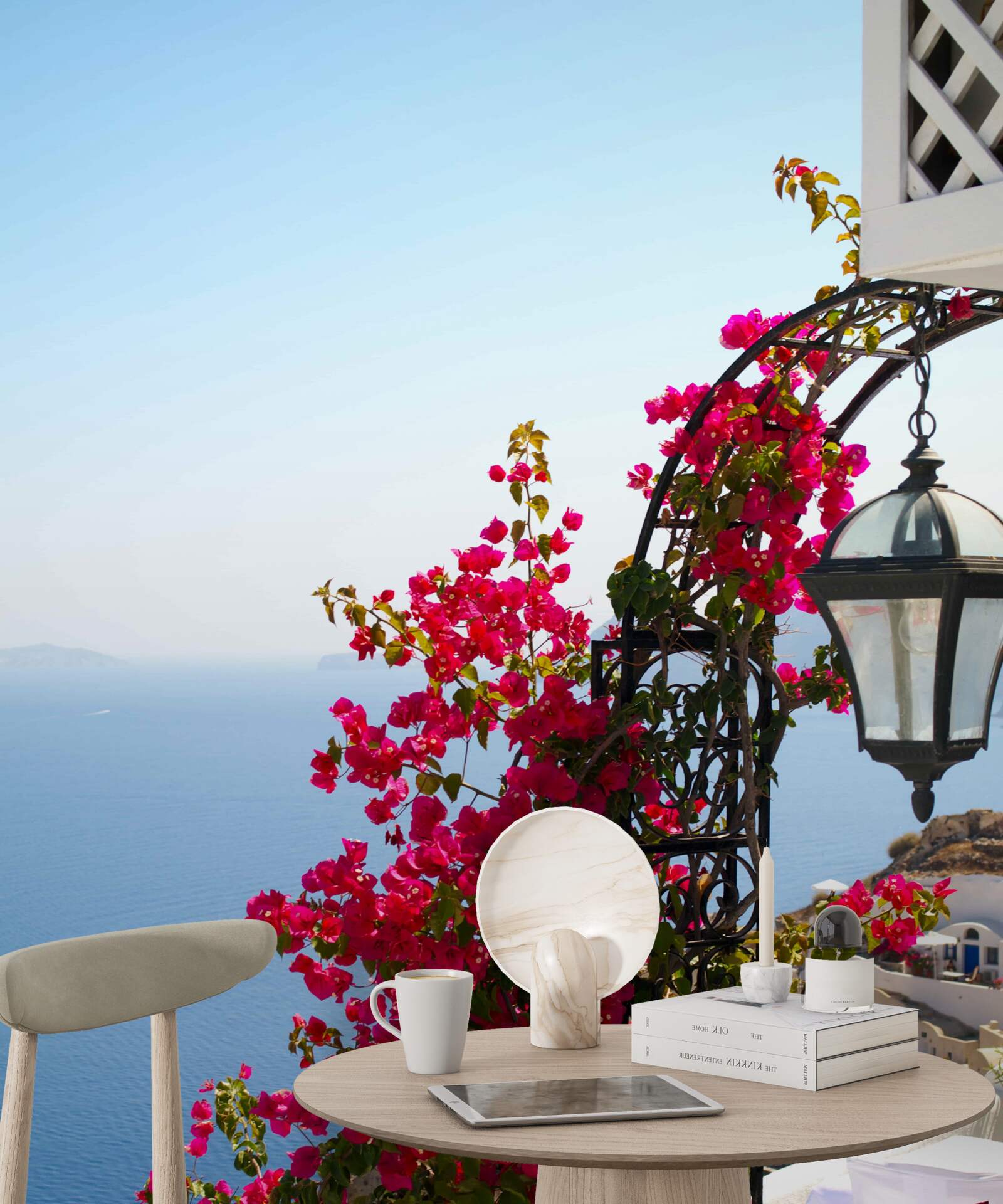 Papier peint Une arche près de l'étang, parsemée de fleurs rouges épanouies
