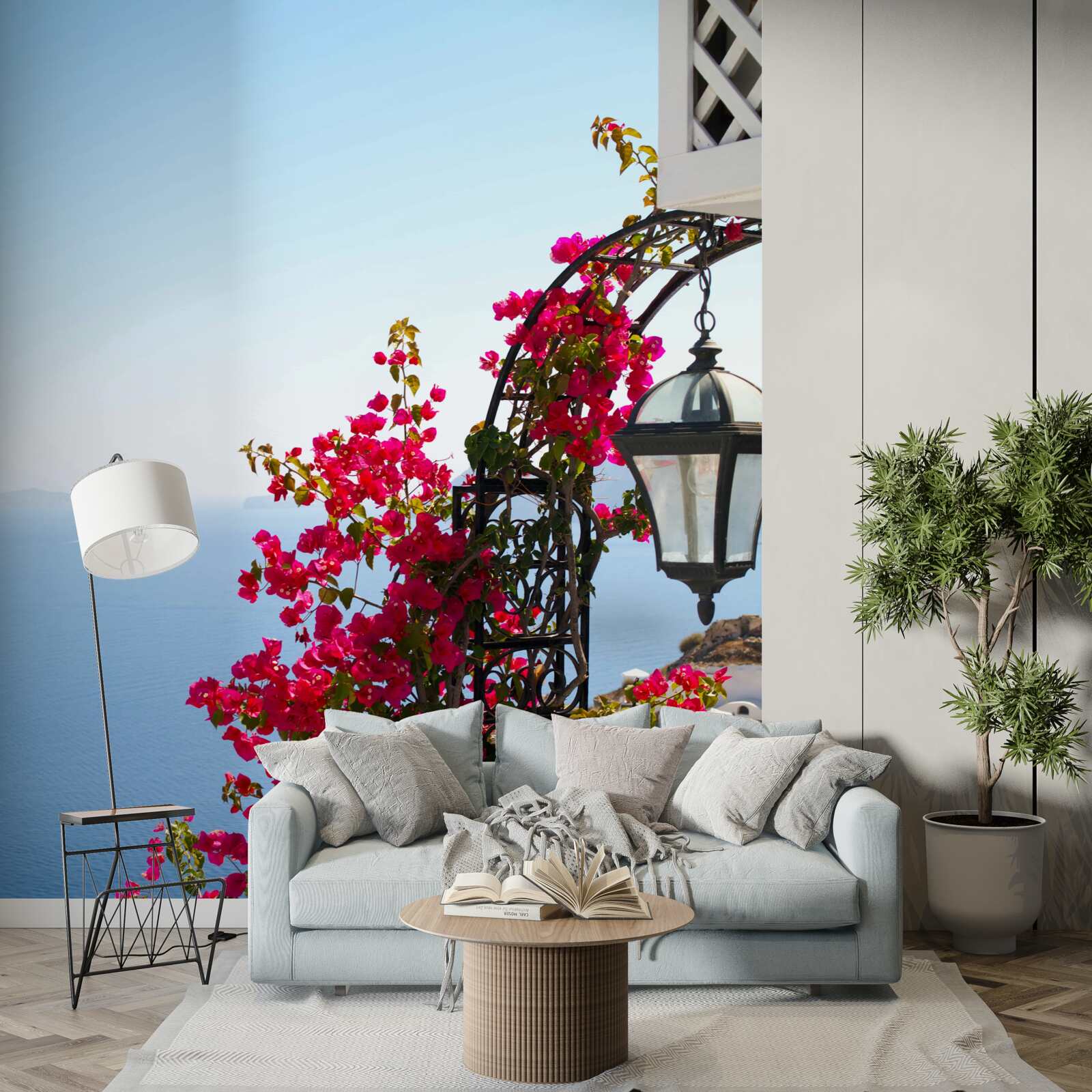 Papier peint Une arche près de l'étang, parsemée de fleurs rouges épanouies