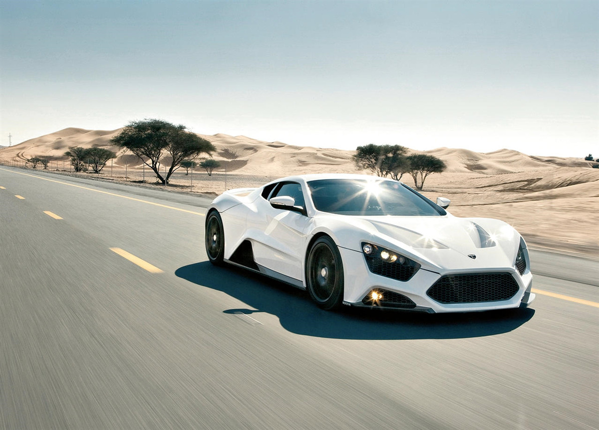 Papier peint une voiture de sport blanche roule sur une route vide