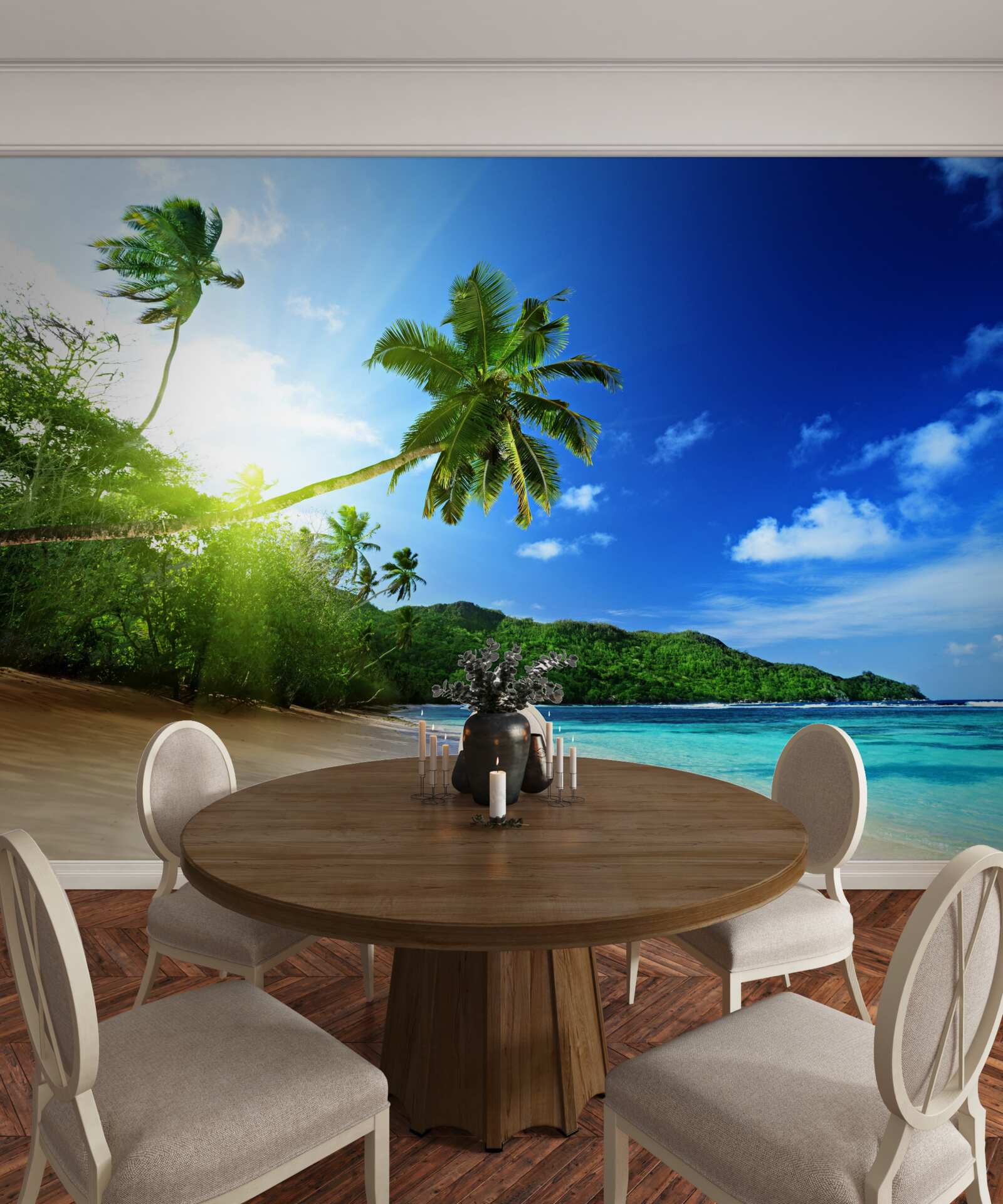 Papier peint Les rayons du soleil levant illuminent le rivage tropical de l'océan Atlantique.