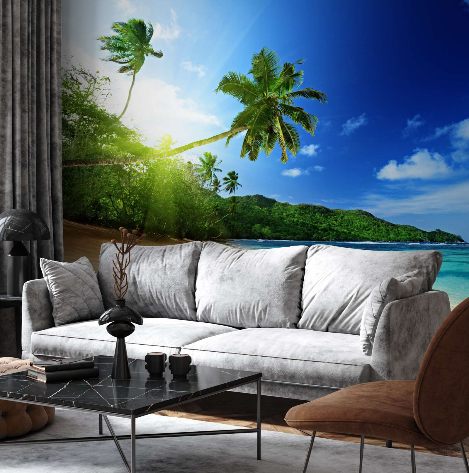 Papier peint Les rayons du soleil levant illuminent le rivage tropical de l'océan Atlantique.