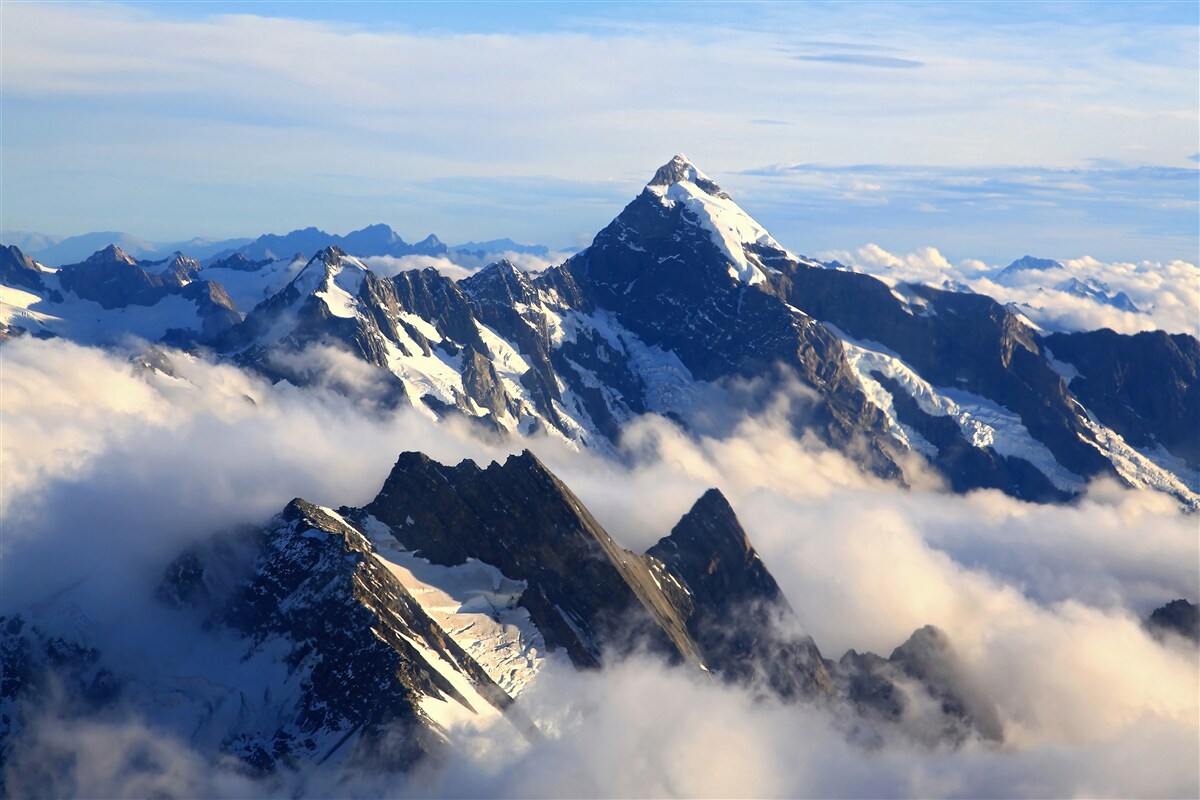 Papier peint la brume fraîche s'étend haut dans les montagnes