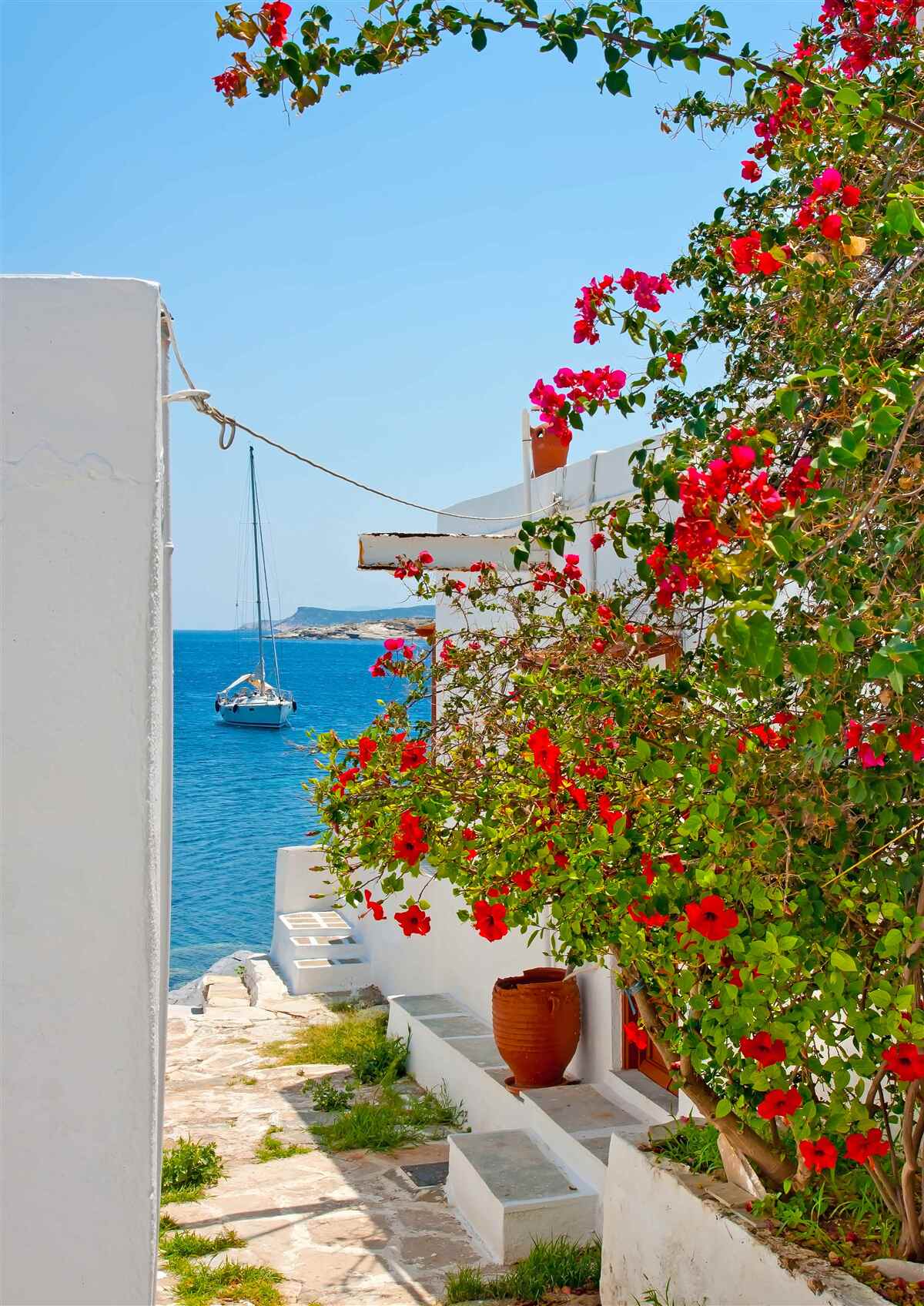 Papier peint la couleur de la grenade rouge transparaît à travers les murs des maisons blanches