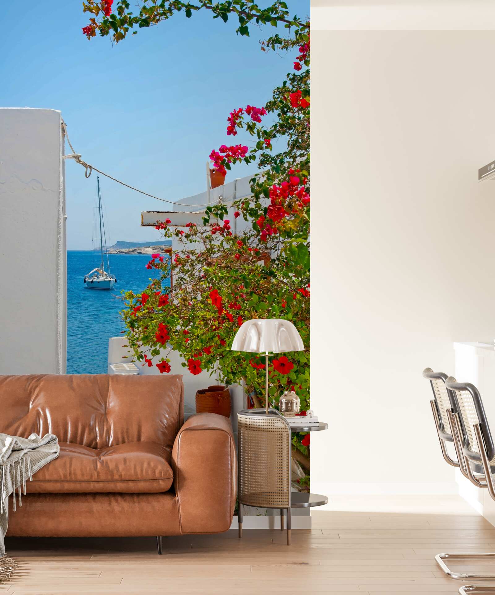 Papier peint la couleur de la grenade rouge transparaît à travers les murs des maisons blanches