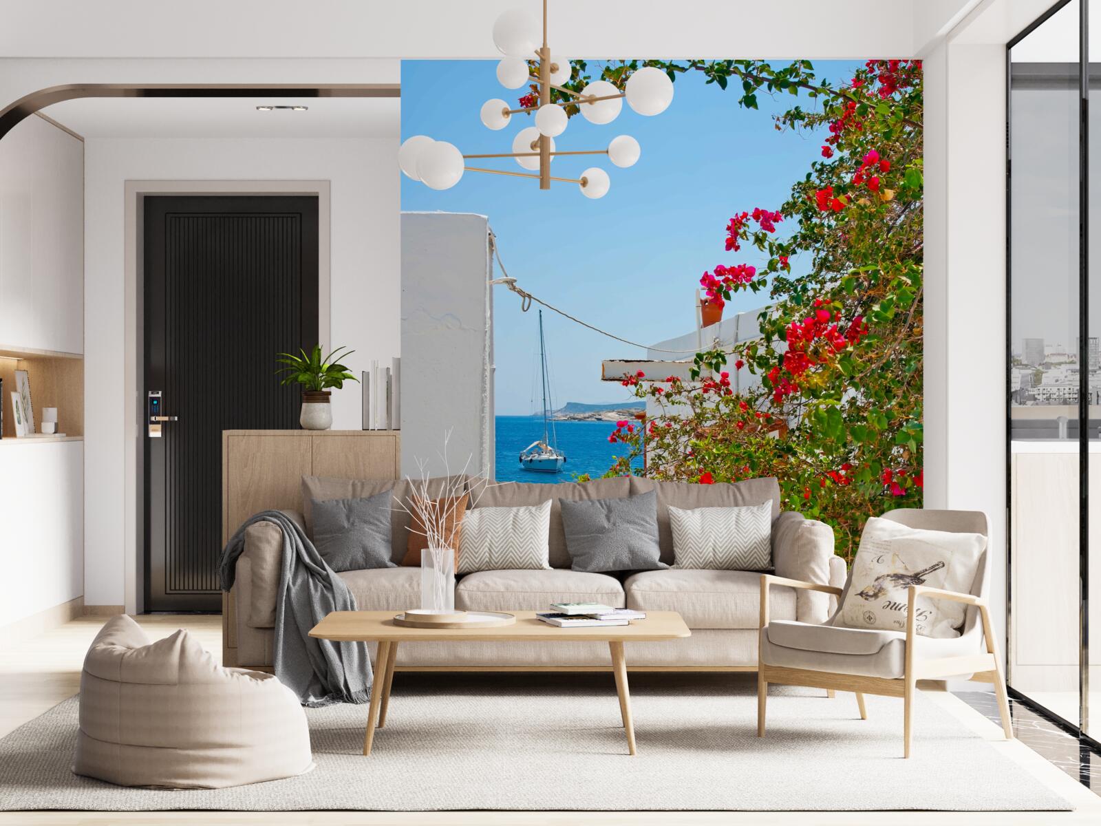 Papier peint la couleur de la grenade rouge transparaît à travers les murs des maisons blanches