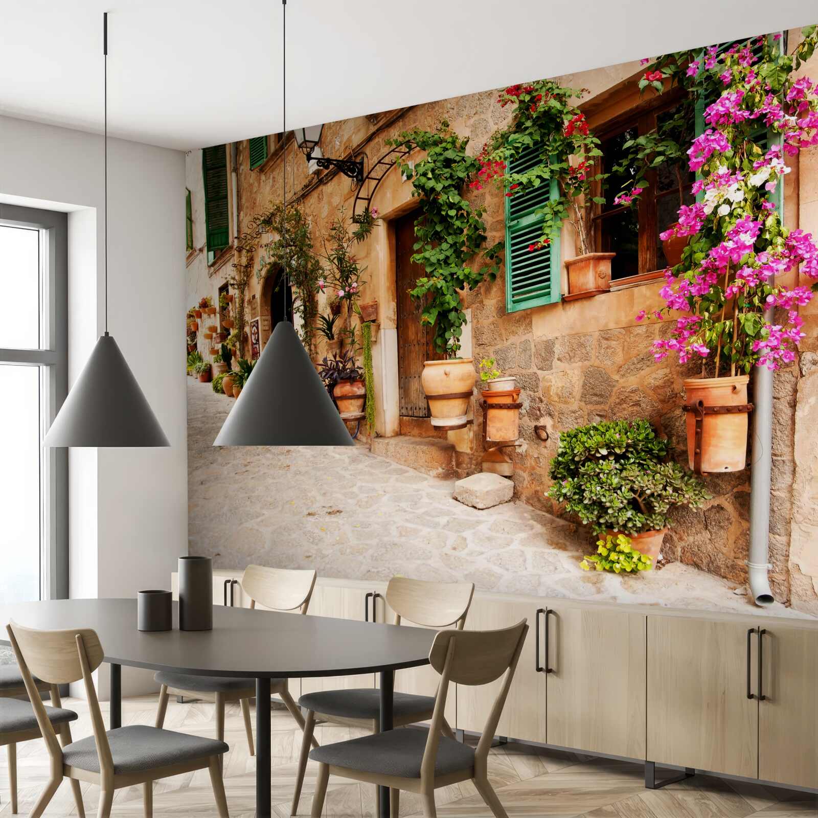 Papier peint ancienne rue en pente décorée de fleurs