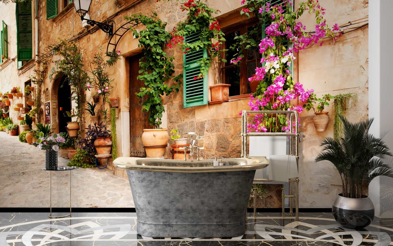 Papier peint ancienne rue en pente décorée de fleurs