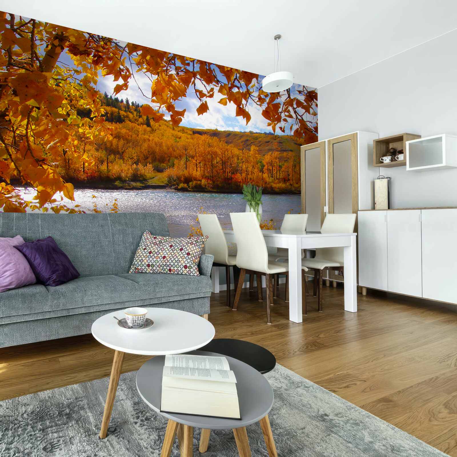 Papier peint automne doré dans la forêt dense près de la rivière