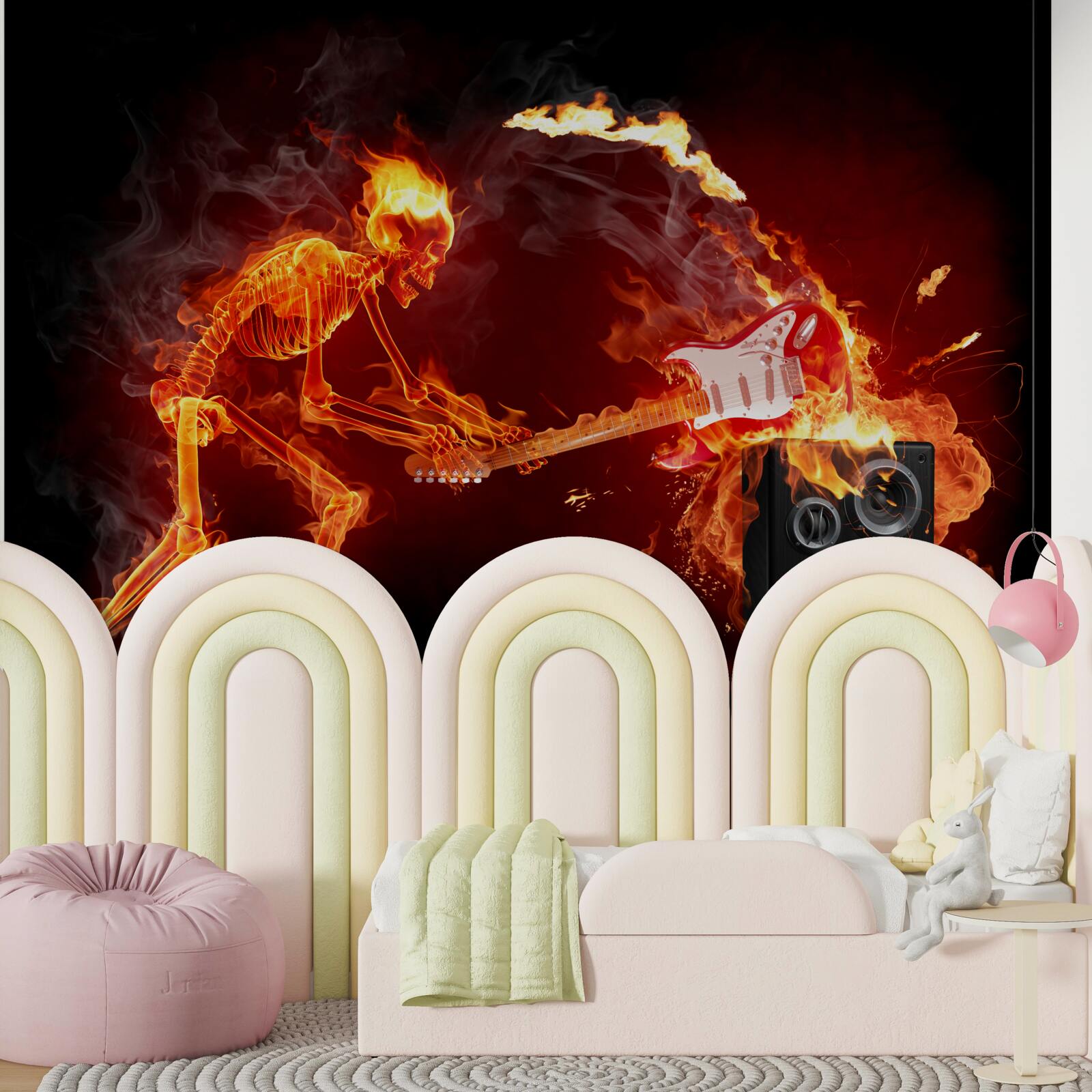 Papier peint L'artiste détruit sa guitare sur l'amplificateur