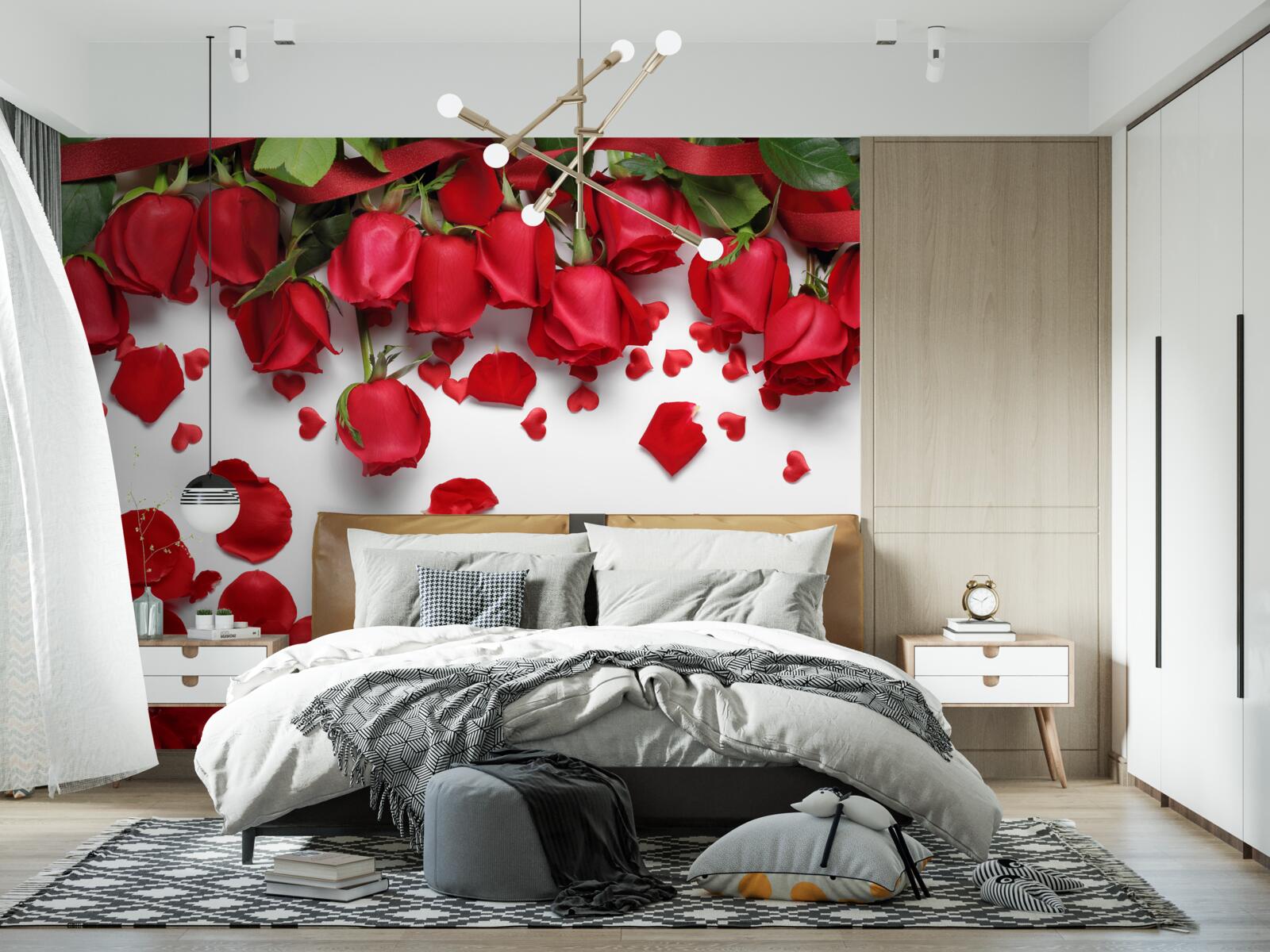 Papier peint les pétales tombent des roses rouges et écarlates